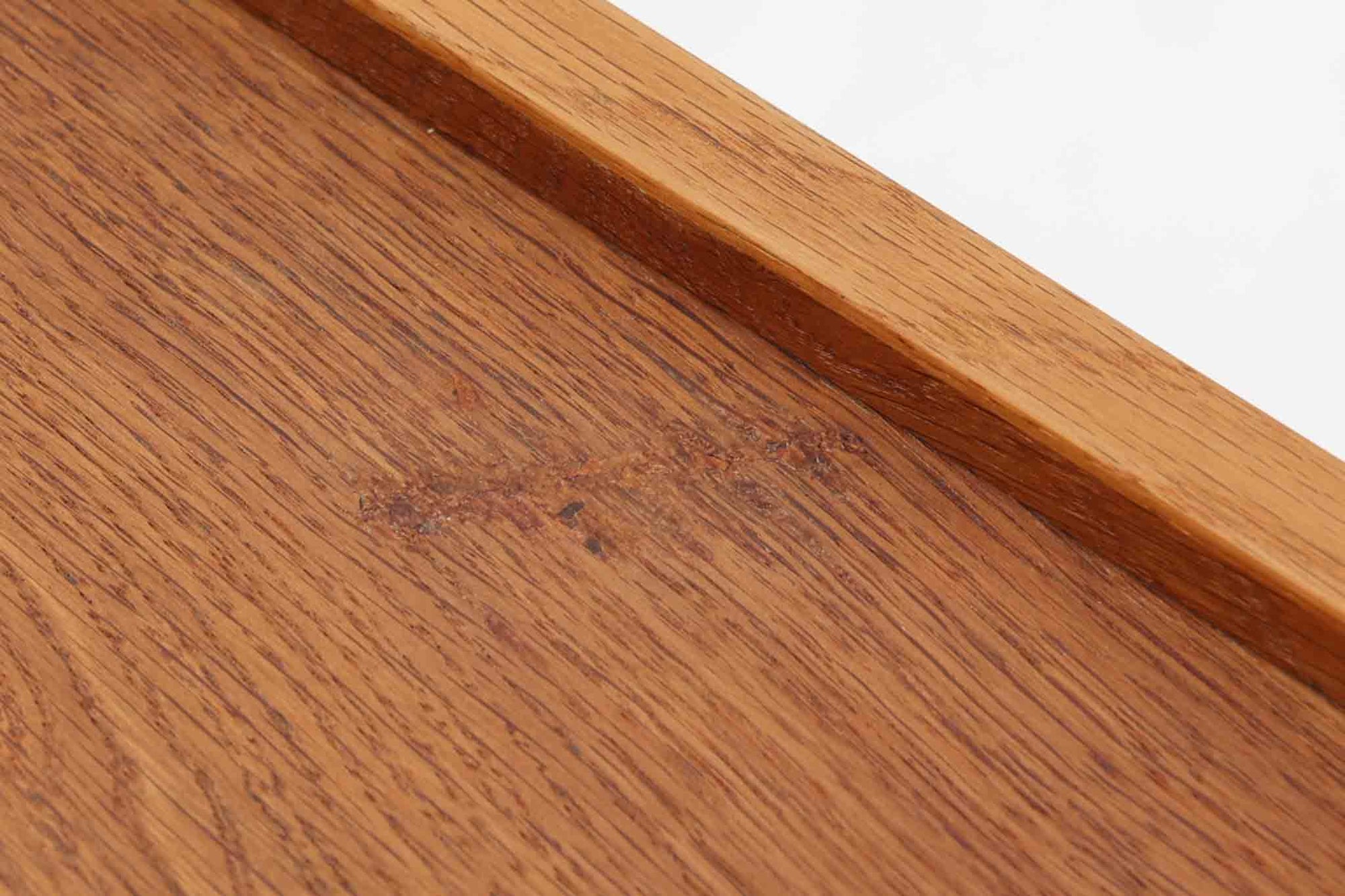 デンマークを代表する家具デザイナー、Hans J. Wegner（ハンス・J・ウェグナー）によってデザインされた、Ry mobler社製のビンテージサイドテーブルです。素材にはあたたかみのあるオーク材が使用されており、北欧らしいシンプルで機能的な美しさが感じられます。天板には縁に立ち上がりが設けられており、小物が転がり落ちにくい実用的な仕様。引き出しとオープンスペースが組み合わされたデザインで、ベッドサイドやソファ横、玄関周りなど様々なシーンで活躍します。無駄のないフォルムと丸脚の柔らかな佇まいが魅力で、ウェグナーデザインならではの美しいバランスが光る一台です。背板には、同モデルとしては珍しくオーク材ではなくmDFと思われる素材が使用されています。また、天板には目立つ傷がございますため、その点を考慮した価格設定とさせていただいております。