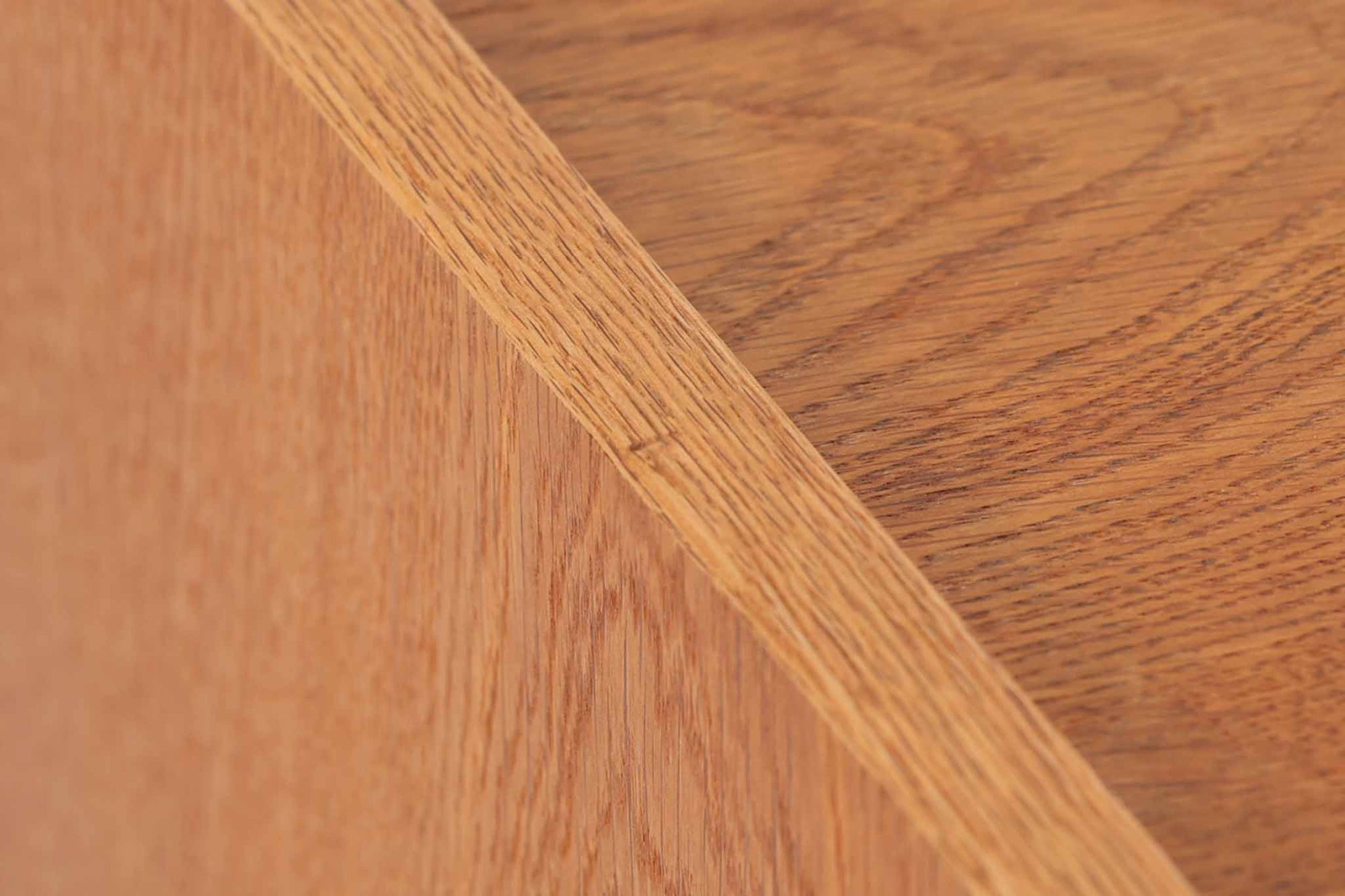 デンマークを代表する家具デザイナー、Hans J. Wegner（ハンス・J・ウェグナー）によってデザインされた、Ry mobler社製のビンテージサイドテーブルです。素材にはあたたかみのあるオーク材が使用されており、北欧らしいシンプルで機能的な美しさが感じられます。天板には縁に立ち上がりが設けられており、小物が転がり落ちにくい実用的な仕様。引き出しとオープンスペースが組み合わされたデザインで、ベッドサイドやソファ横、玄関周りなど様々なシーンで活躍します。無駄のないフォルムと丸脚の柔らかな佇まいが魅力で、ウェグナーデザインならではの美しいバランスが光る一台です。背板には、同モデルとしては珍しくオーク材ではなくmDFと思われる素材が使用されています。また、天板には目立つ傷がございますため、その点を考慮した価格設定とさせていただいております。