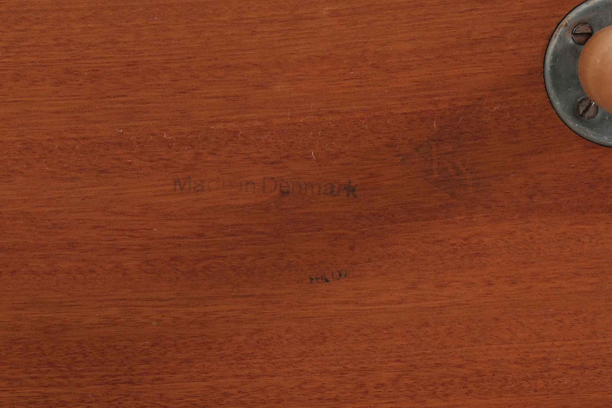 デンマークを代表する家具デザイナー、Hans J. Wegner（ハンス・J・ウェグナー）によってデザインされた、Ry mobler社製のビンテージサイドテーブルです。素材にはあたたかみのあるオーク材が使用されており、北欧らしいシンプルで機能的な美しさが感じられます。天板には縁に立ち上がりが設けられており、小物が転がり落ちにくい実用的な仕様。引き出しとオープンスペースが組み合わされたデザインで、ベッドサイドやソファ横、玄関周りなど様々なシーンで活躍します。無駄のないフォルムと丸脚の柔らかな佇まいが魅力で、ウェグナーデザインならではの美しいバランスが光る一台です。背板には、同モデルとしては珍しくオーク材ではなくmDFと思われる素材が使用されています。また、天板には目立つ傷がございますため、その点を考慮した価格設定とさせていただいております。