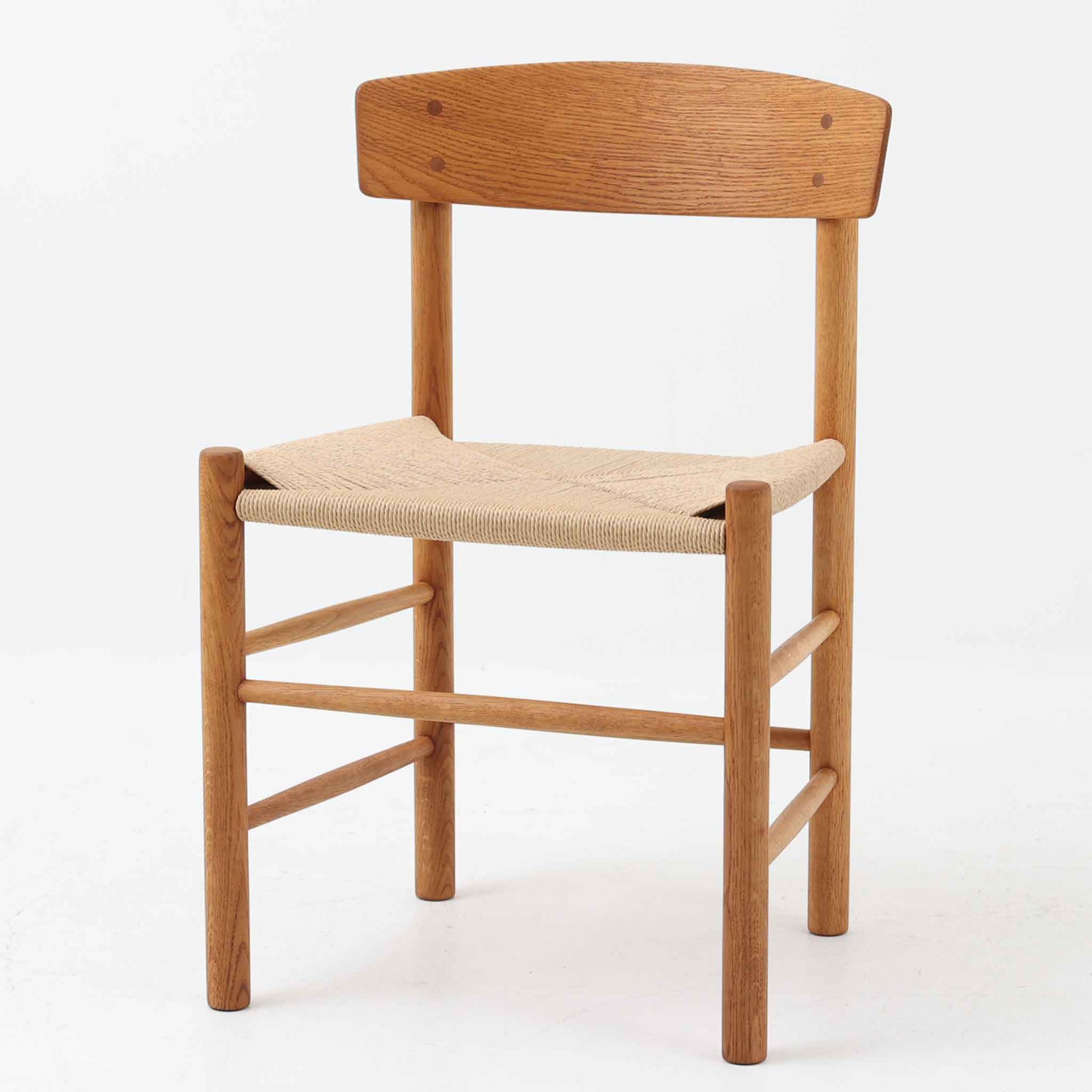 デンマークを代表するデザイナー、Borge MogensenによってFDBのためにデザインされたJ39チェアは、オーク材の丸脚と座面に丁寧に編み込まれたペーパーコードが特徴の、素朴ながらも完成度の高い北欧ビンテージチェアです。農村のキッチンチェアをルーツに持つそのデザインは、無駄を省いた潔い構造と機能美が融合し、空間に凛とした佇まいをもたらします。ダイニングはもちろん、ワークチェアやアクセントチェアとしても重宝する一脚です。