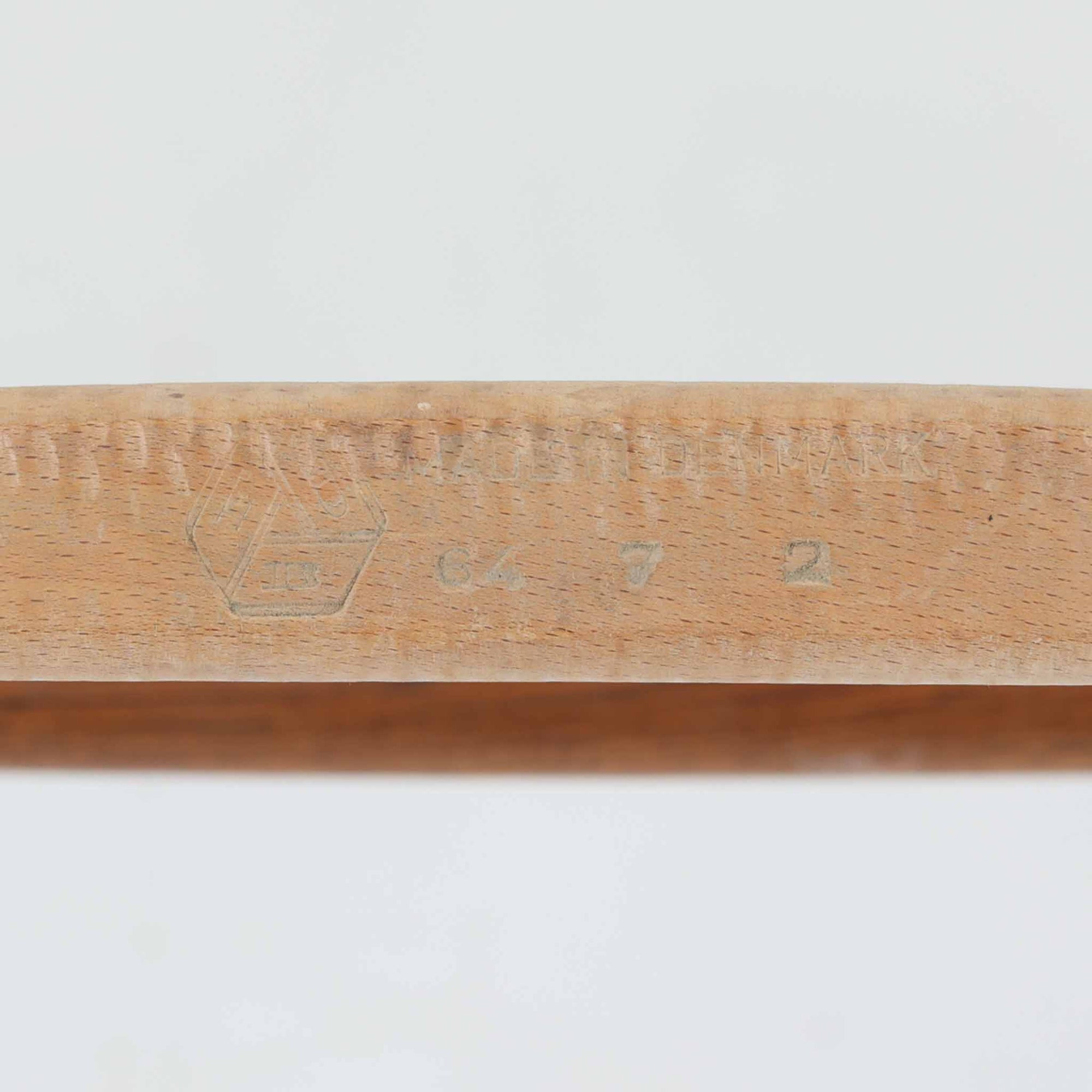 デンマークを代表するデザイナー、Borge MogensenによってFDBのためにデザインされたJ39チェアは、オーク材の丸脚と座面に丁寧に編み込まれたペーパーコードが特徴の、素朴ながらも完成度の高い北欧ビンテージチェアです。農村のキッチンチェアをルーツに持つそのデザインは、無駄を省いた潔い構造と機能美が融合し、空間に凛とした佇まいをもたらします。ダイニングはもちろん、ワークチェアやアクセントチェアとしても重宝する一脚です。