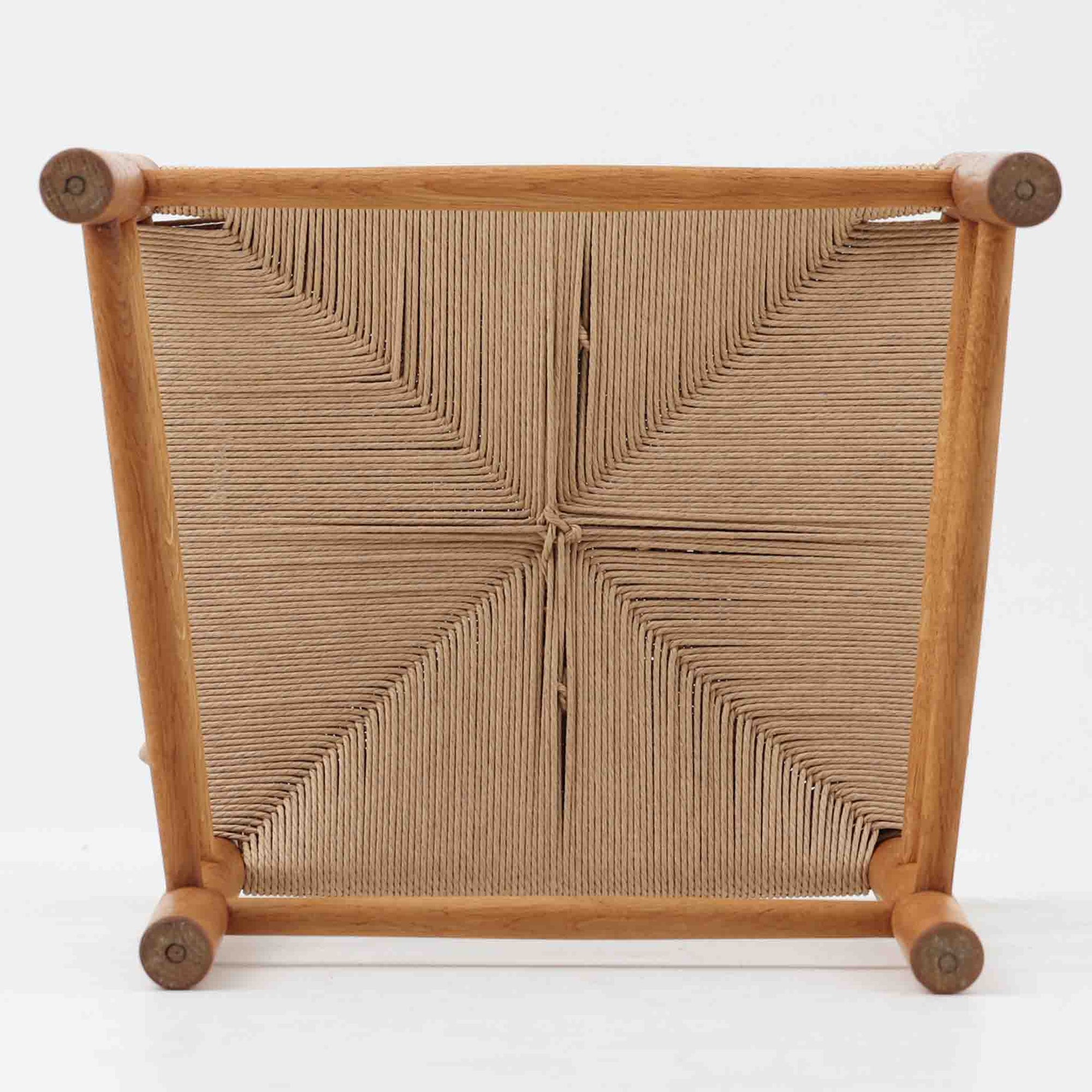 デンマークを代表するデザイナー、Borge MogensenによってFDBのためにデザインされたJ39チェアは、オーク材の丸脚と座面に丁寧に編み込まれたペーパーコードが特徴の、素朴ながらも完成度の高い北欧ビンテージチェアです。農村のキッチンチェアをルーツに持つそのデザインは、無駄を省いた潔い構造と機能美が融合し、空間に凛とした佇まいをもたらします。ダイニングはもちろん、ワークチェアやアクセントチェアとしても重宝する一脚です。