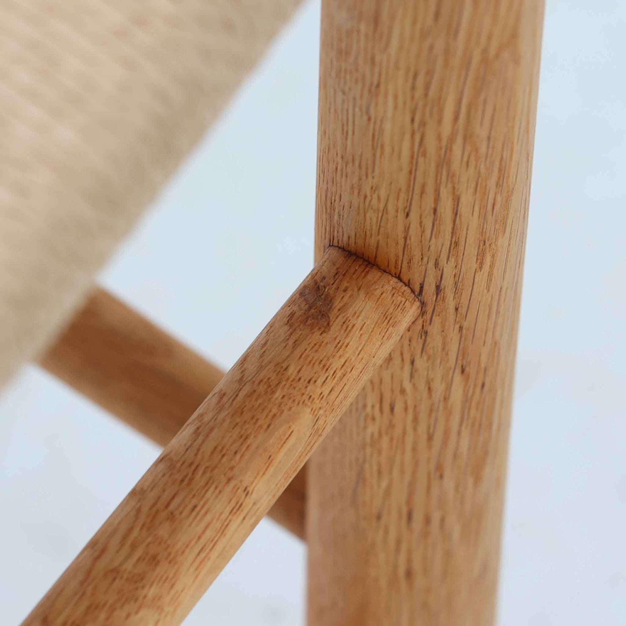 デンマークを代表するデザイナー、Borge MogensenによってFDBのためにデザインされたJ39チェアは、オーク材の丸脚と座面に丁寧に編み込まれたペーパーコードが特徴の、素朴ながらも完成度の高い北欧ビンテージチェアです。農村のキッチンチェアをルーツに持つそのデザインは、無駄を省いた潔い構造と機能美が融合し、空間に凛とした佇まいをもたらします。ダイニングはもちろん、ワークチェアやアクセントチェアとしても重宝する一脚です。