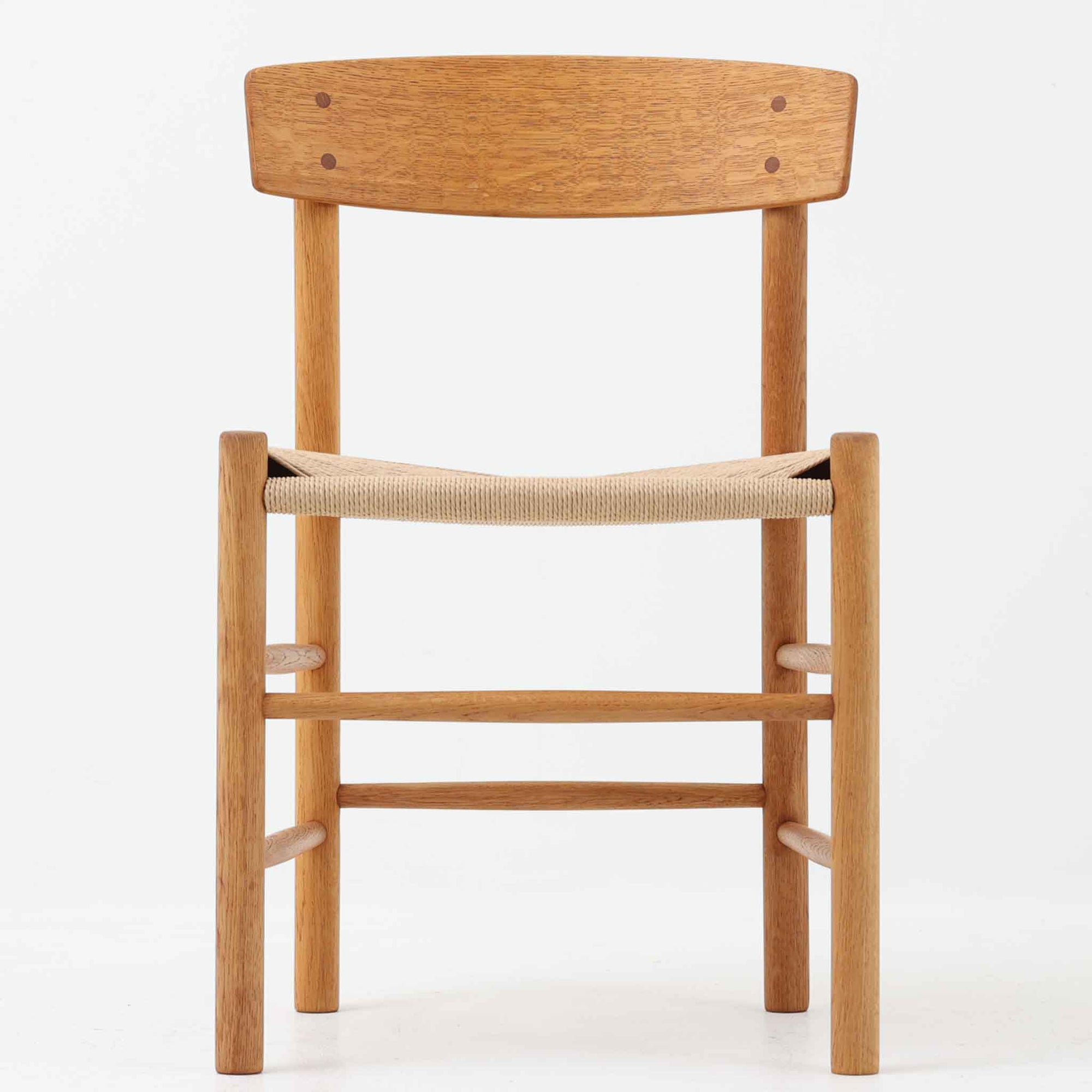 デンマークを代表するデザイナー、Borge MogensenによってFDBのためにデザインされたJ39チェアは、オーク材の丸脚と座面に丁寧に編み込まれたペーパーコードが特徴の、素朴ながらも完成度の高い北欧ビンテージチェアです。農村のキッチンチェアをルーツに持つそのデザインは、無駄を省いた潔い構造と機能美が融合し、空間に凛とした佇まいをもたらします。ダイニングはもちろん、ワークチェアやアクセントチェアとしても重宝する一脚です。