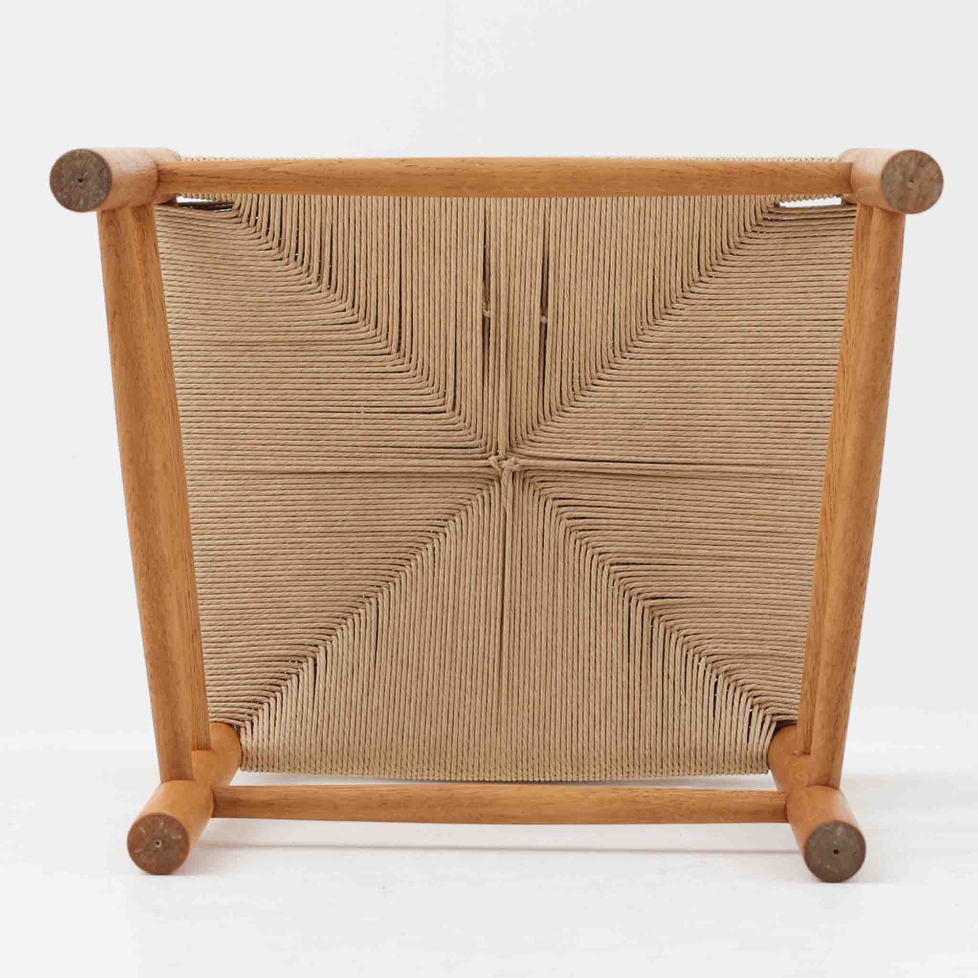 デンマークを代表するデザイナー、Borge MogensenによってFDBのためにデザインされたJ39チェアは、オーク材の丸脚と座面に丁寧に編み込まれたペーパーコードが特徴の、素朴ながらも完成度の高い北欧ビンテージチェアです。農村のキッチンチェアをルーツに持つそのデザインは、無駄を省いた潔い構造と機能美が融合し、空間に凛とした佇まいをもたらします。ダイニングはもちろん、ワークチェアやアクセントチェアとしても重宝する一脚です。