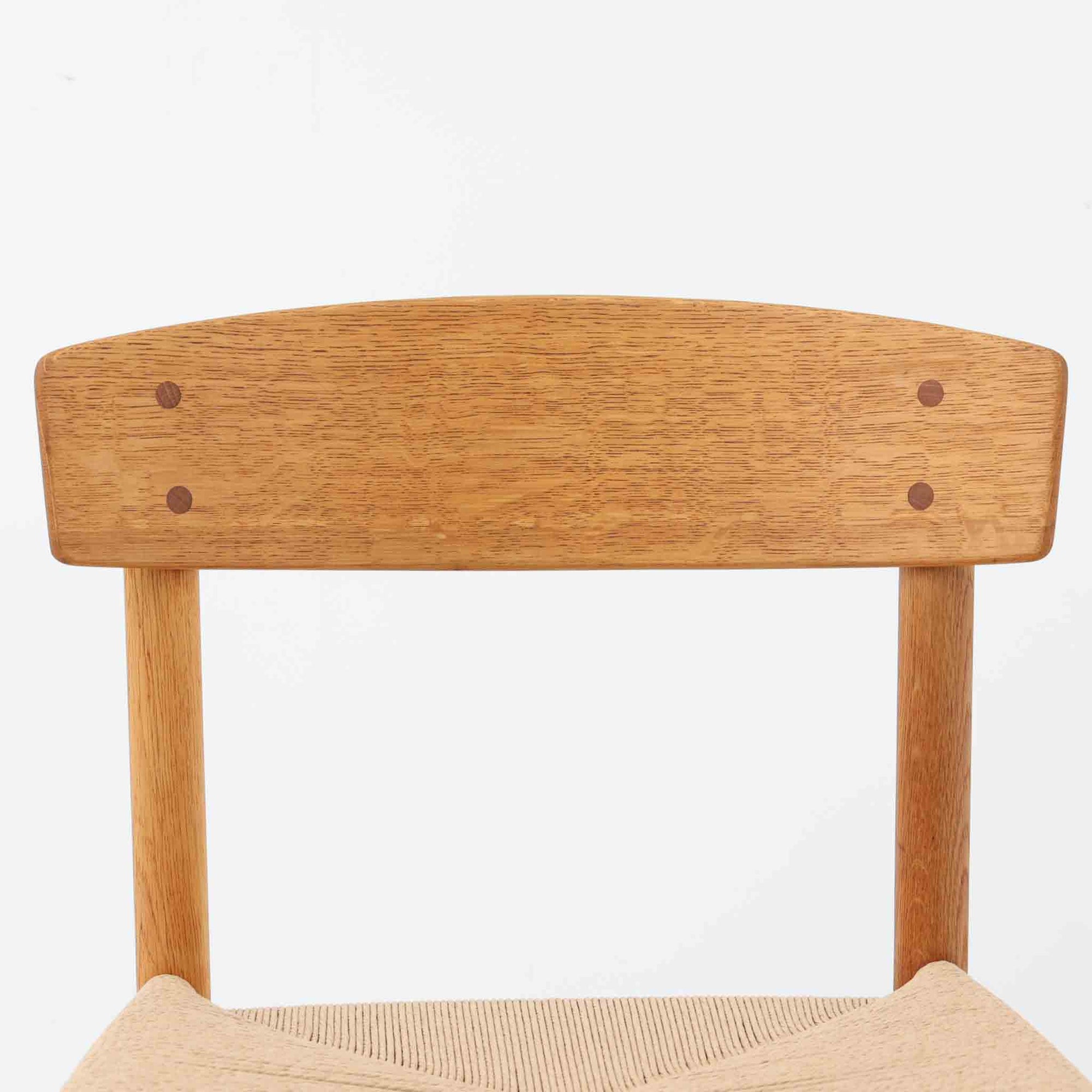 デンマークを代表するデザイナー、Borge MogensenによってFDBのためにデザインされたJ39チェアは、オーク材の丸脚と座面に丁寧に編み込まれたペーパーコードが特徴の、素朴ながらも完成度の高い北欧ビンテージチェアです。農村のキッチンチェアをルーツに持つそのデザインは、無駄を省いた潔い構造と機能美が融合し、空間に凛とした佇まいをもたらします。ダイニングはもちろん、ワークチェアやアクセントチェアとしても重宝する一脚です。