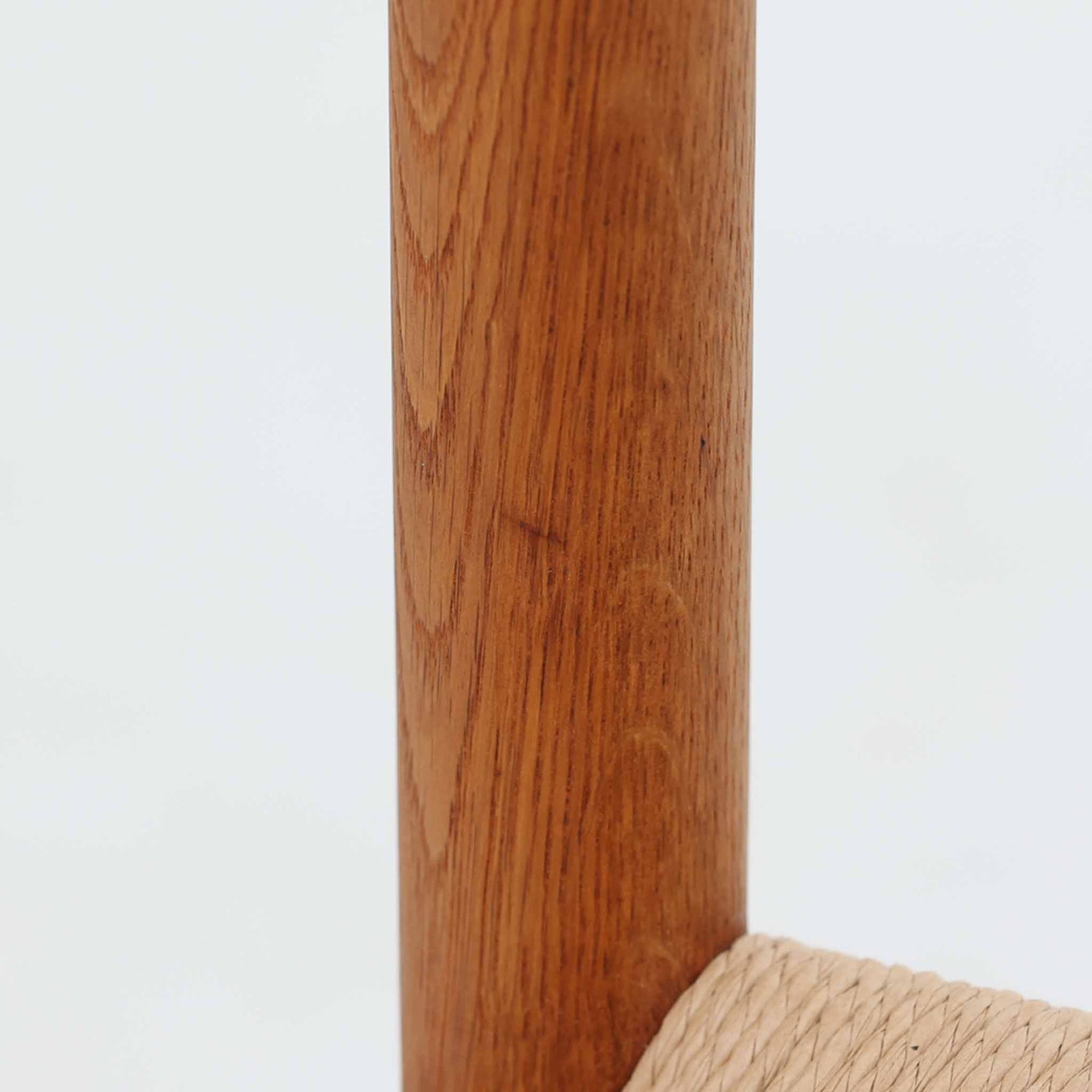 デンマークを代表するデザイナー、Borge MogensenによってFDBのためにデザインされたJ39チェアは、オーク材の丸脚と座面に丁寧に編み込まれたペーパーコードが特徴の、素朴ながらも完成度の高い北欧ビンテージチェアです。農村のキッチンチェアをルーツに持つそのデザインは、無駄を省いた潔い構造と機能美が融合し、空間に凛とした佇まいをもたらします。ダイニングはもちろん、ワークチェアやアクセントチェアとしても重宝する一脚です。