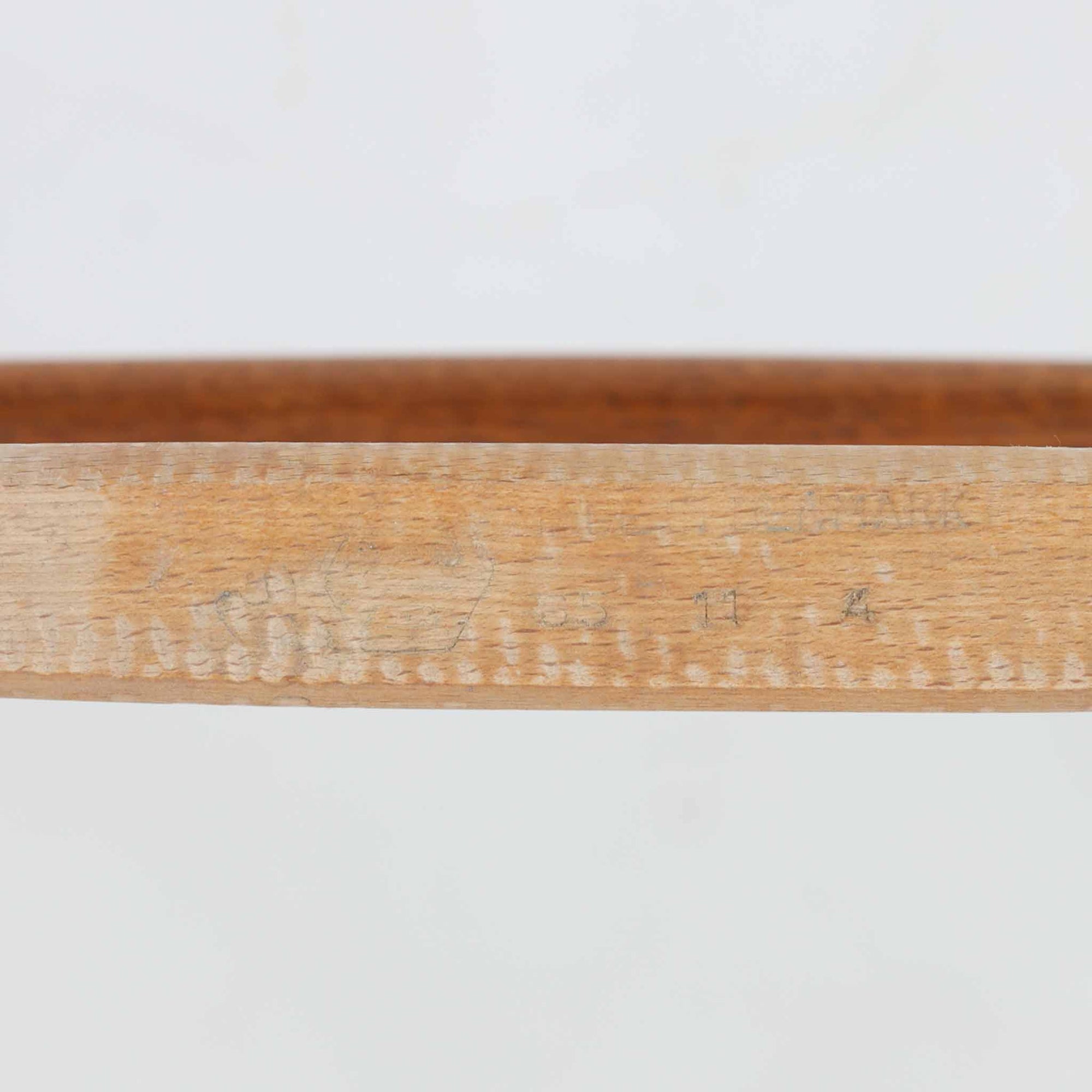 デンマークを代表するデザイナー、Borge MogensenによってFDBのためにデザインされたJ39チェアは、オーク材の丸脚と座面に丁寧に編み込まれたペーパーコードが特徴の、素朴ながらも完成度の高い北欧ビンテージチェアです。農村のキッチンチェアをルーツに持つそのデザインは、無駄を省いた潔い構造と機能美が融合し、空間に凛とした佇まいをもたらします。ダイニングはもちろん、ワークチェアやアクセントチェアとしても重宝する一脚です。