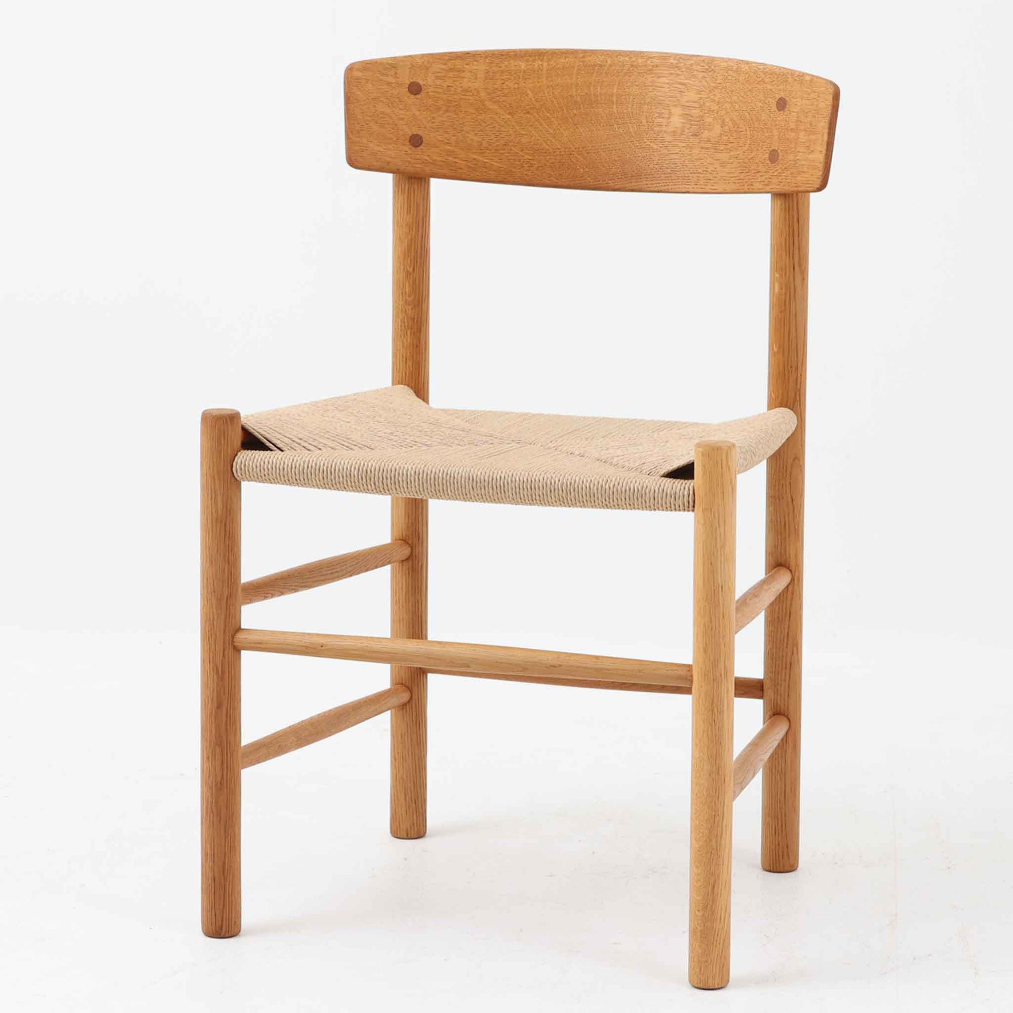 デンマークを代表するデザイナー、Borge MogensenによってFDBのためにデザインされたJ39チェアは、オーク材の丸脚と座面に丁寧に編み込まれたペーパーコードが特徴の、素朴ながらも完成度の高い北欧ビンテージチェアです。農村のキッチンチェアをルーツに持つそのデザインは、無駄を省いた潔い構造と機能美が融合し、空間に凛とした佇まいをもたらします。ダイニングはもちろん、ワークチェアやアクセントチェアとしても重宝する一脚です。