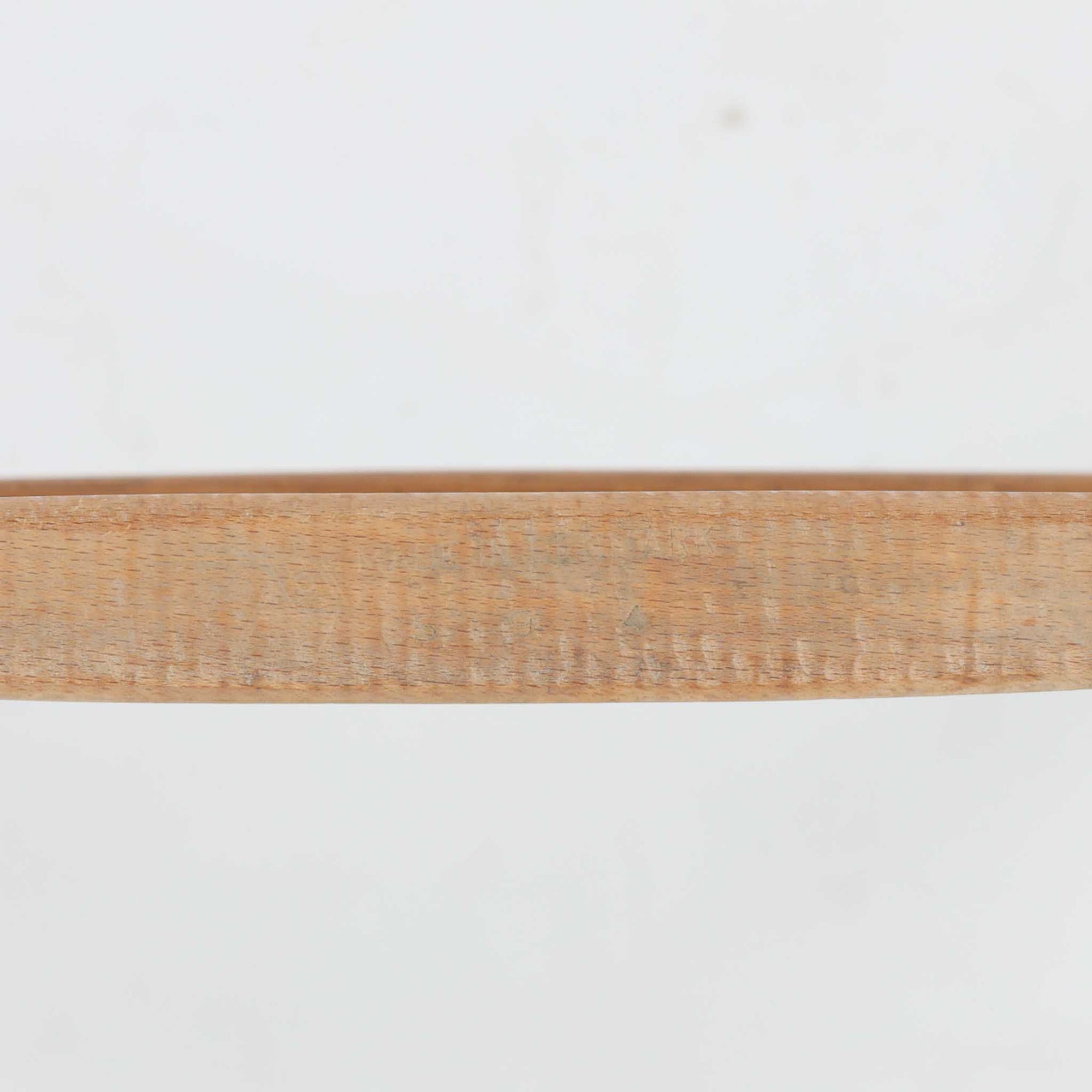 デンマークを代表するデザイナー、Borge MogensenによってFDBのためにデザインされたJ39チェアは、オーク材の丸脚と座面に丁寧に編み込まれたペーパーコードが特徴の、素朴ながらも完成度の高い北欧ビンテージチェアです。農村のキッチンチェアをルーツに持つそのデザインは、無駄を省いた潔い構造と機能美が融合し、空間に凛とした佇まいをもたらします。ダイニングはもちろん、ワークチェアやアクセントチェアとしても重宝する一脚です。