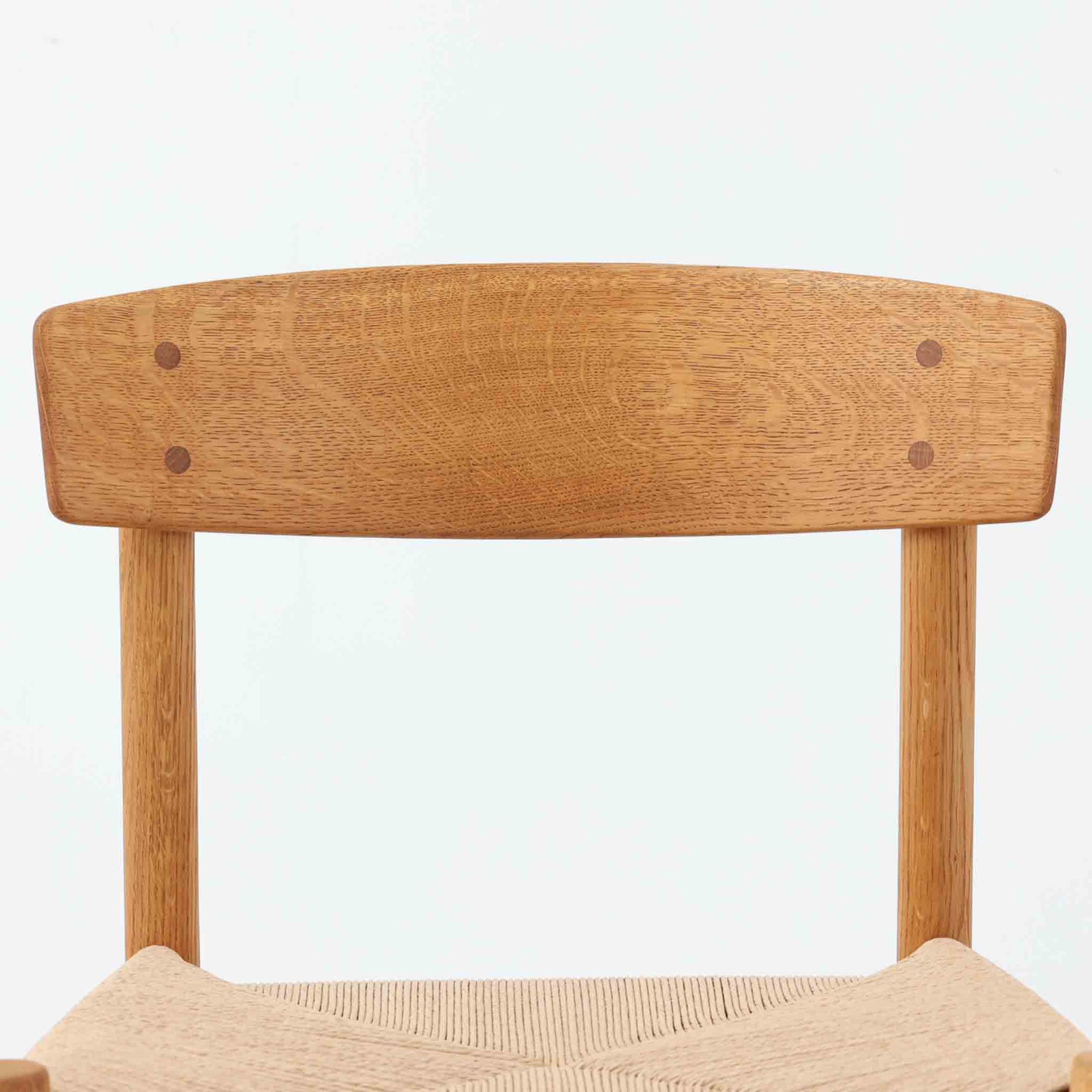 デンマークを代表するデザイナー、Borge MogensenによってFDBのためにデザインされたJ39チェアは、オーク材の丸脚と座面に丁寧に編み込まれたペーパーコードが特徴の、素朴ながらも完成度の高い北欧ビンテージチェアです。農村のキッチンチェアをルーツに持つそのデザインは、無駄を省いた潔い構造と機能美が融合し、空間に凛とした佇まいをもたらします。ダイニングはもちろん、ワークチェアやアクセントチェアとしても重宝する一脚です。