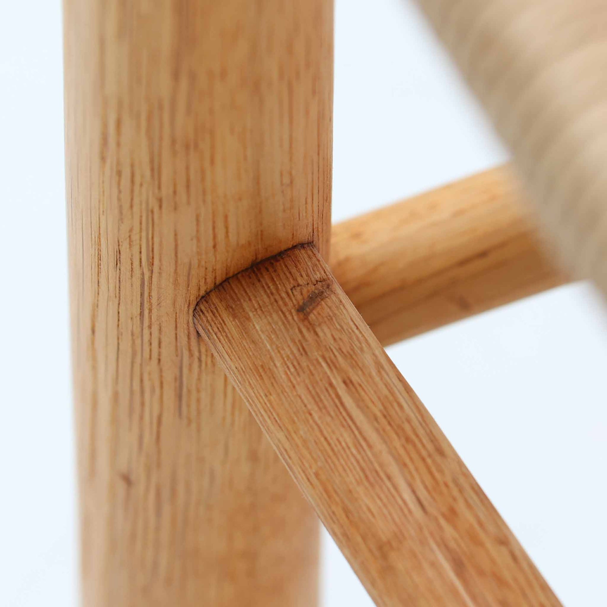 デンマークを代表するデザイナー、Borge MogensenによってFDBのためにデザインされたJ39チェアは、オーク材の丸脚と座面に丁寧に編み込まれたペーパーコードが特徴の、素朴ながらも完成度の高い北欧ビンテージチェアです。農村のキッチンチェアをルーツに持つそのデザインは、無駄を省いた潔い構造と機能美が融合し、空間に凛とした佇まいをもたらします。ダイニングはもちろん、ワークチェアやアクセントチェアとしても重宝する一脚です。