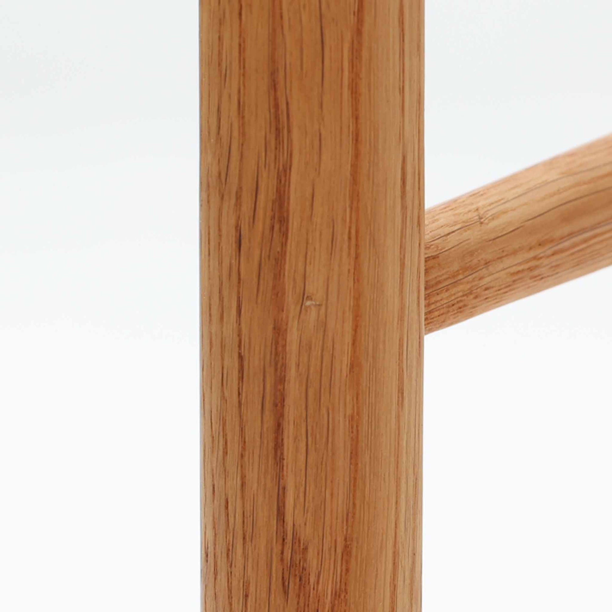 デンマークを代表するデザイナー、Borge MogensenによってFDBのためにデザインされたJ39チェアは、オーク材の丸脚と座面に丁寧に編み込まれたペーパーコードが特徴の、素朴ながらも完成度の高い北欧ビンテージチェアです。農村のキッチンチェアをルーツに持つそのデザインは、無駄を省いた潔い構造と機能美が融合し、空間に凛とした佇まいをもたらします。ダイニングはもちろん、ワークチェアやアクセントチェアとしても重宝する一脚です。