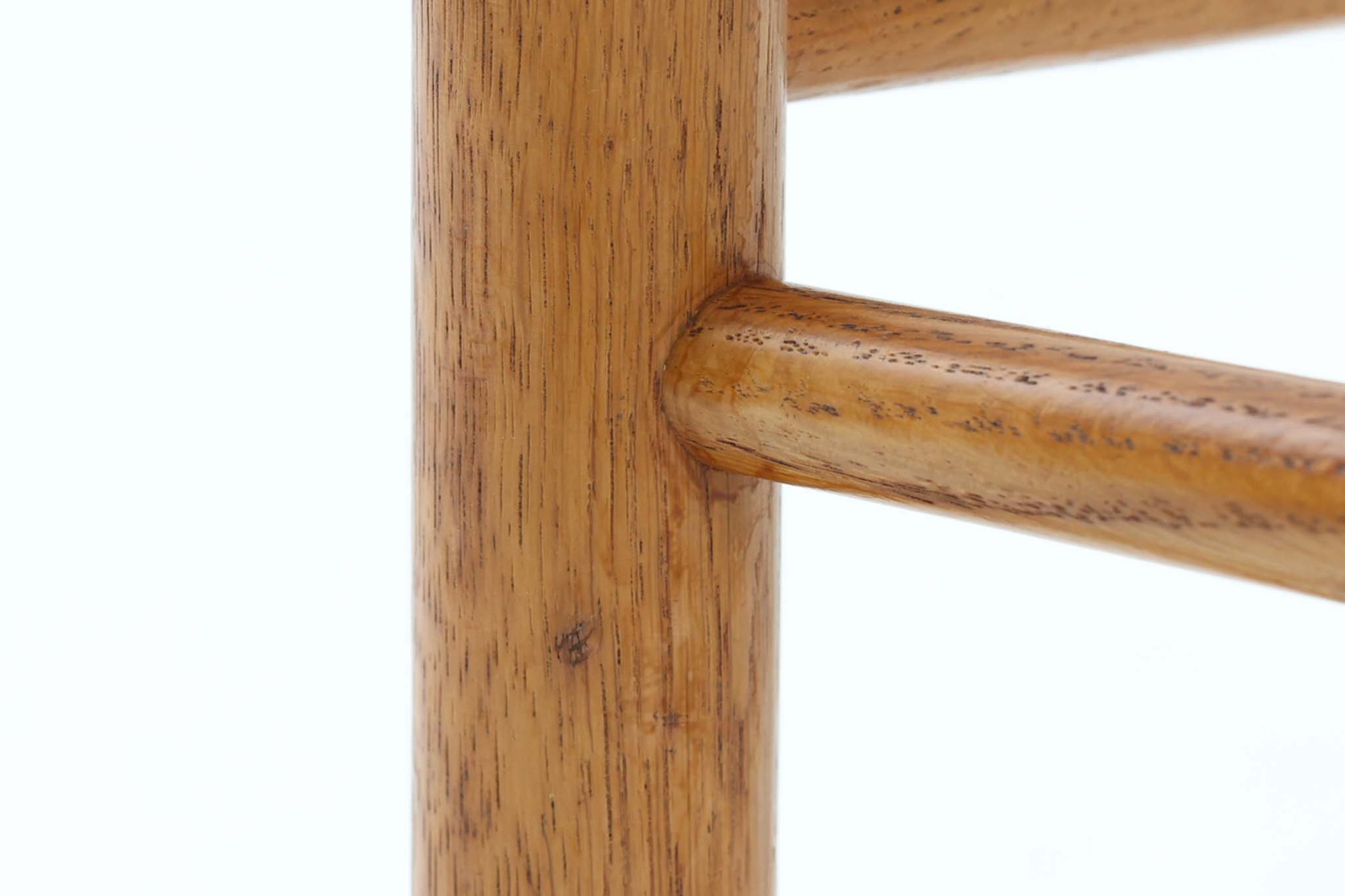 こちらは、1956年にデザインされたJ39チェアです。そのシンプルで頑丈なデザインは広く知られ、「The People's Chair（人々の椅子）」としても愛されています。現在はFredericia社から販売されていますが、こちらは初期のFDB mobler社製の貴重なモデルです。クリーニングのみ行った状態で、経年により色味が深みを増したオーク材のフレームが魅力的です。ビンテージ感をお楽しみいただける状態でお手頃価格でご提供しています。