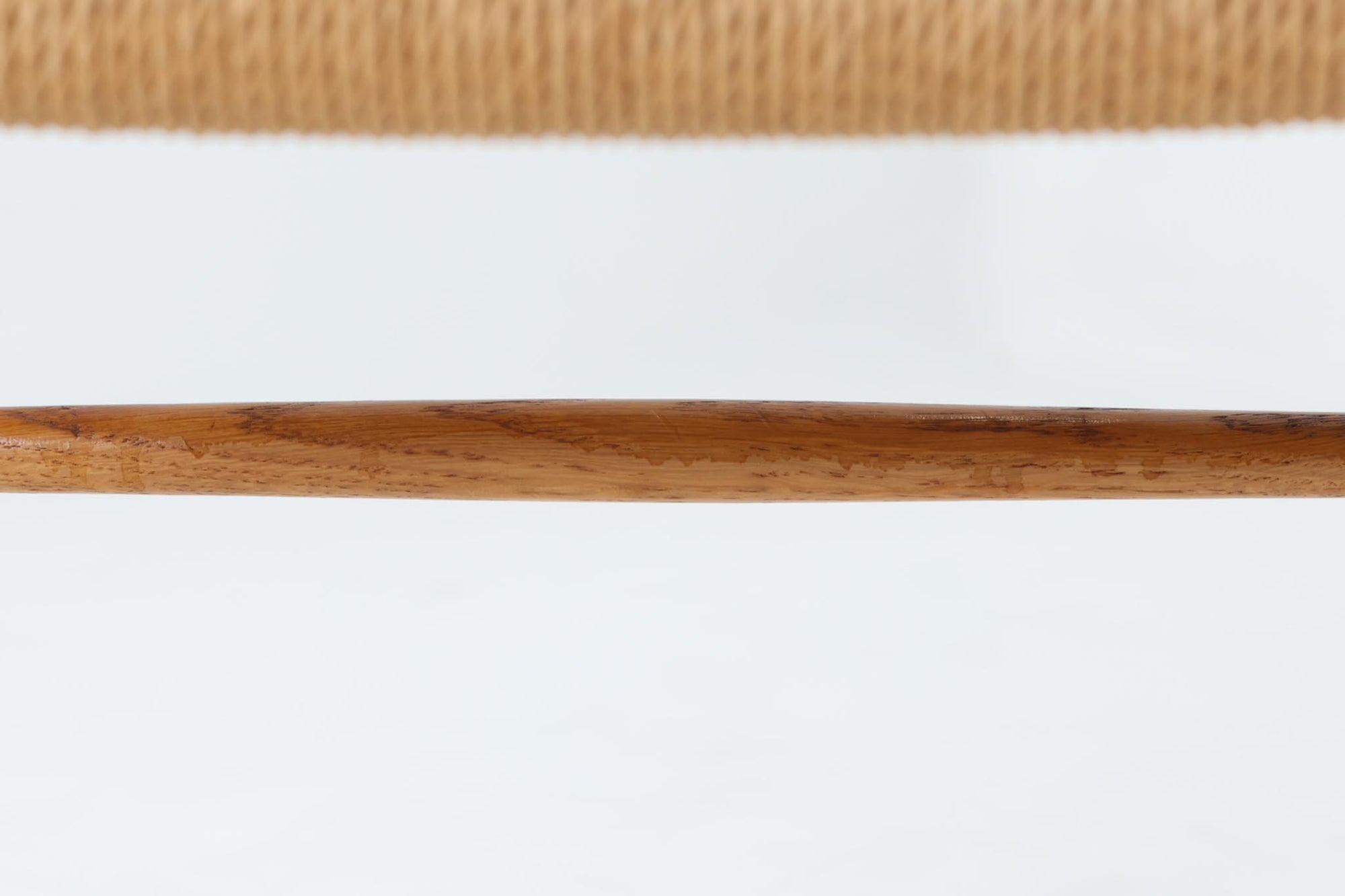 こちらは、1956年にデザインされたJ39チェアです。そのシンプルで頑丈なデザインは広く知られ、「The People's Chair（人々の椅子）」としても愛されています。現在はFredericia社から販売されていますが、こちらは初期のFDB mobler社製の貴重なモデルです。クリーニングのみ行った状態で、経年により色味が深みを増したオーク材のフレームが魅力的です。ビンテージ感をお楽しみいただける状態でお手頃価格でご提供しています。