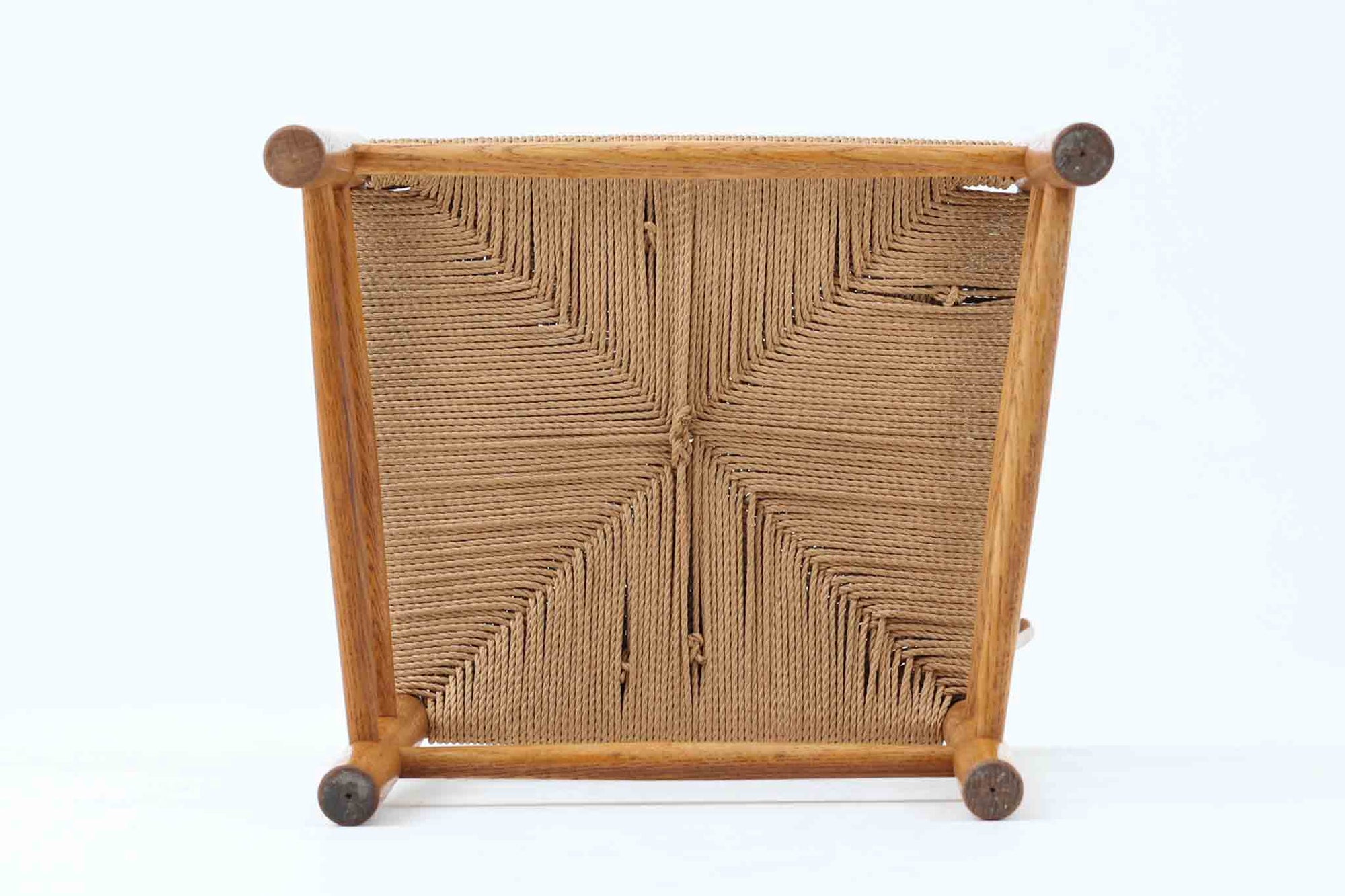 こちらは、1956年にデザインされたJ39チェアです。そのシンプルで頑丈なデザインは広く知られ、「The People's Chair（人々の椅子）」としても愛されています。現在はFredericia社から販売されていますが、こちらは初期のFDB mobler社製の貴重なモデルです。クリーニングのみ行った状態で、経年により色味が深みを増したオーク材のフレームが魅力的です。ビンテージ感をお楽しみいただける状態でお手頃価格でご提供しています。