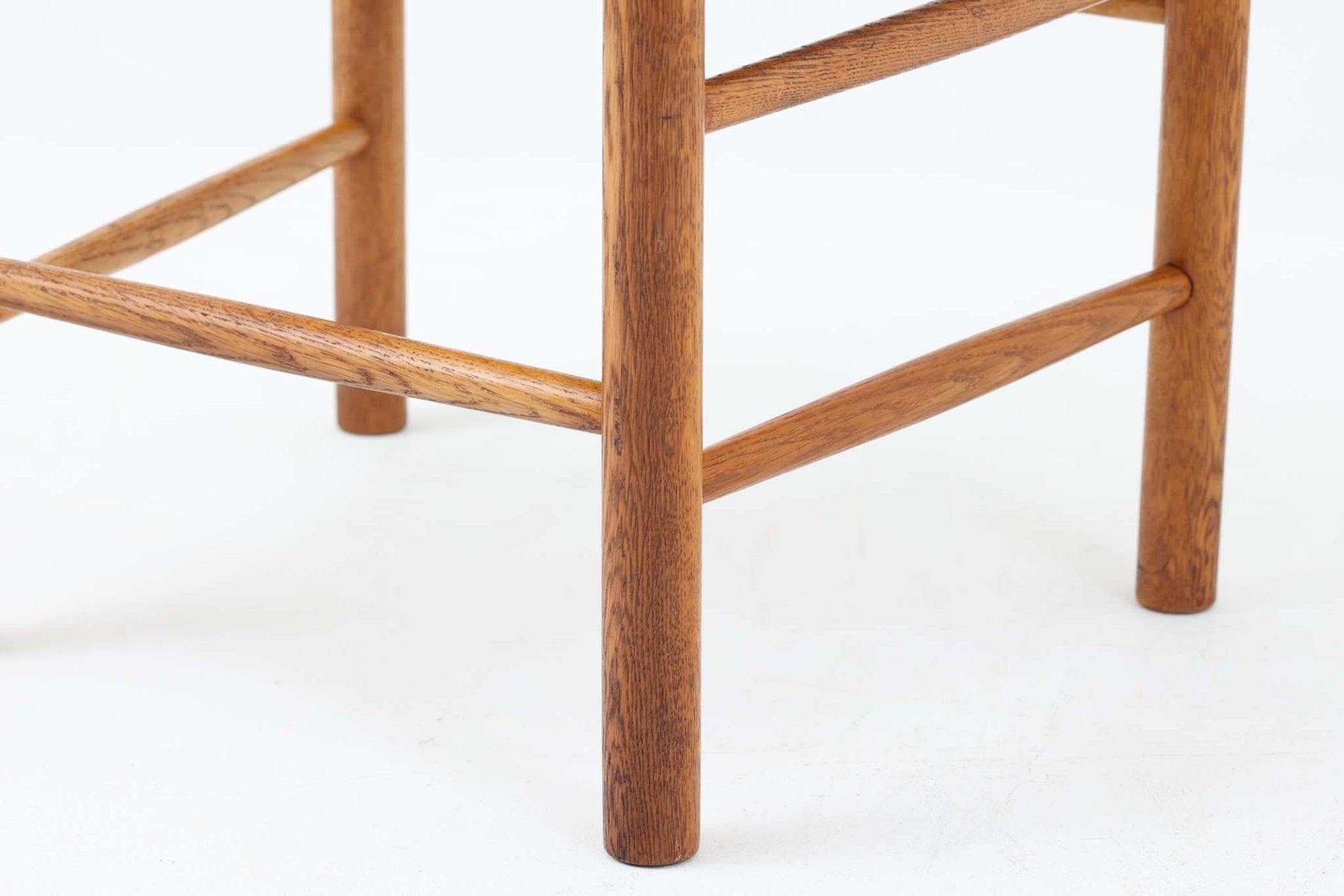 こちらは、1956年にデザインされたJ39チェアです。そのシンプルで頑丈なデザインは広く知られ、「The People's Chair（人々の椅子）」としても愛されています。現在はFredericia社から販売されていますが、こちらは初期のFDB mobler社製の貴重なモデルです。クリーニングのみ行った状態で、経年により色味が深みを増したオーク材のフレームが魅力的です。ビンテージ感をお楽しみいただける状態でお手頃価格でご提供しています。