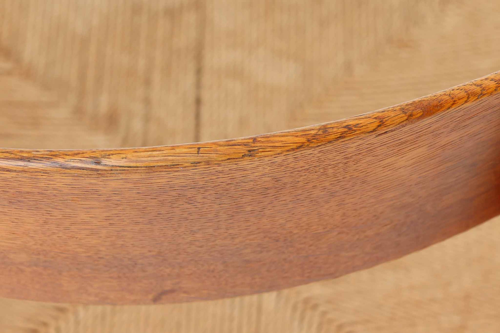 こちらは、1956年にデザインされたJ39チェアです。そのシンプルで頑丈なデザインは広く知られ、「The People's Chair（人々の椅子）」としても愛されています。現在はFredericia社から販売されていますが、こちらは初期のFDB mobler社製の貴重なモデルです。クリーニングのみ行った状態で、経年により色味が深みを増したオーク材のフレームが魅力的です。ビンテージ感をお楽しみいただける状態でお手頃価格でご提供しています。