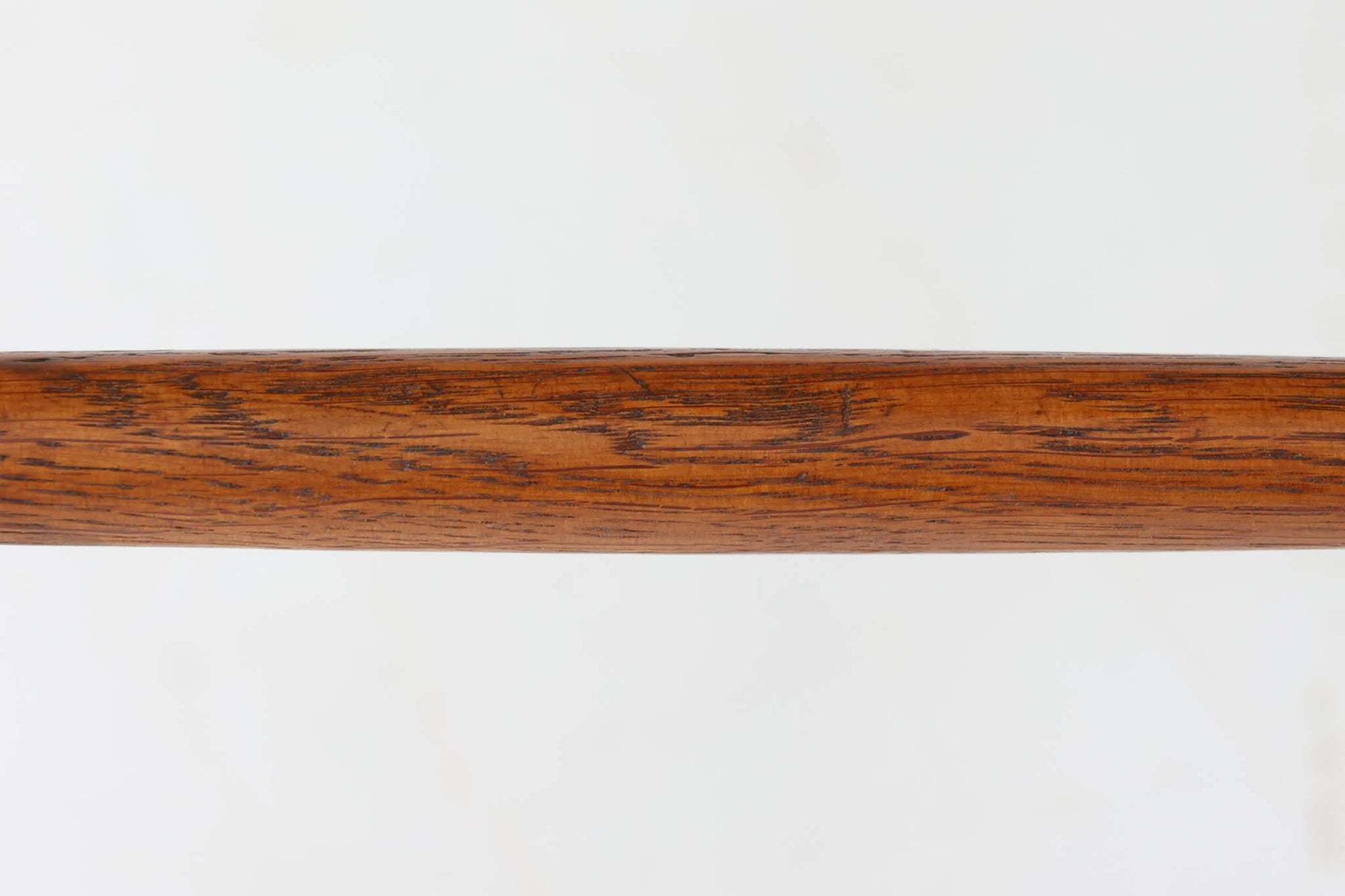 こちらは、1956年にデザインされたJ39チェアです。そのシンプルで頑丈なデザインは広く知られ、「The People's Chair（人々の椅子）」としても愛されています。現在はFredericia社から販売されていますが、こちらは初期のFDB mobler社製の貴重なモデルです。クリーニングのみ行った状態で、経年により色味が深みを増したオーク材のフレームが魅力的です。ビンテージ感をお楽しみいただける状態でお手頃価格でご提供しています。