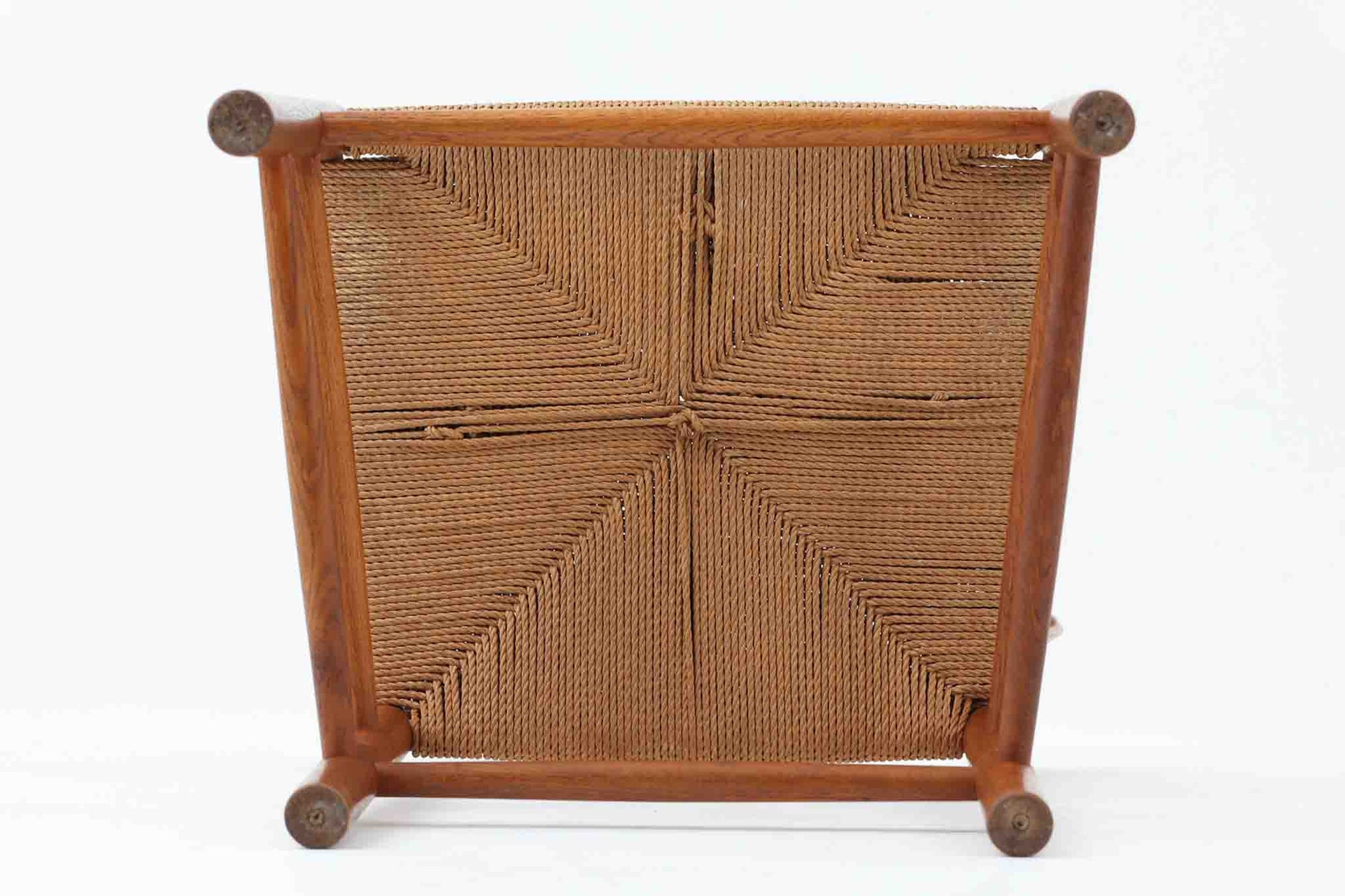 こちらは、1956年にデザインされたJ39チェアです。そのシンプルで頑丈なデザインは広く知られ、「The People's Chair（人々の椅子）」としても愛されています。現在はFredericia社から販売されていますが、こちらは初期のFDB mobler社製の貴重なモデルです。クリーニングのみ行った状態で、経年により色味が深みを増したオーク材のフレームが魅力的です。ビンテージ感をお楽しみいただける状態でお手頃価格でご提供しています。