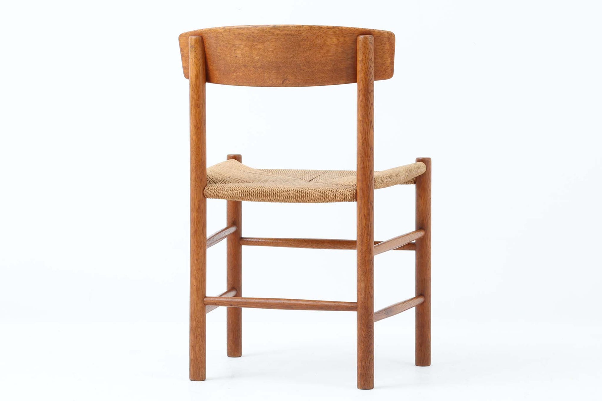 こちらは、1956年にデザインされたJ39チェアです。そのシンプルで頑丈なデザインは広く知られ、「The People's Chair（人々の椅子）」としても愛されています。現在はFredericia社から販売されていますが、こちらは初期のFDB mobler社製の貴重なモデルです。クリーニングのみ行った状態で、経年により色味が深みを増したオーク材のフレームが魅力的です。ビンテージ感をお楽しみいただける状態でお手頃価格でご提供しています。