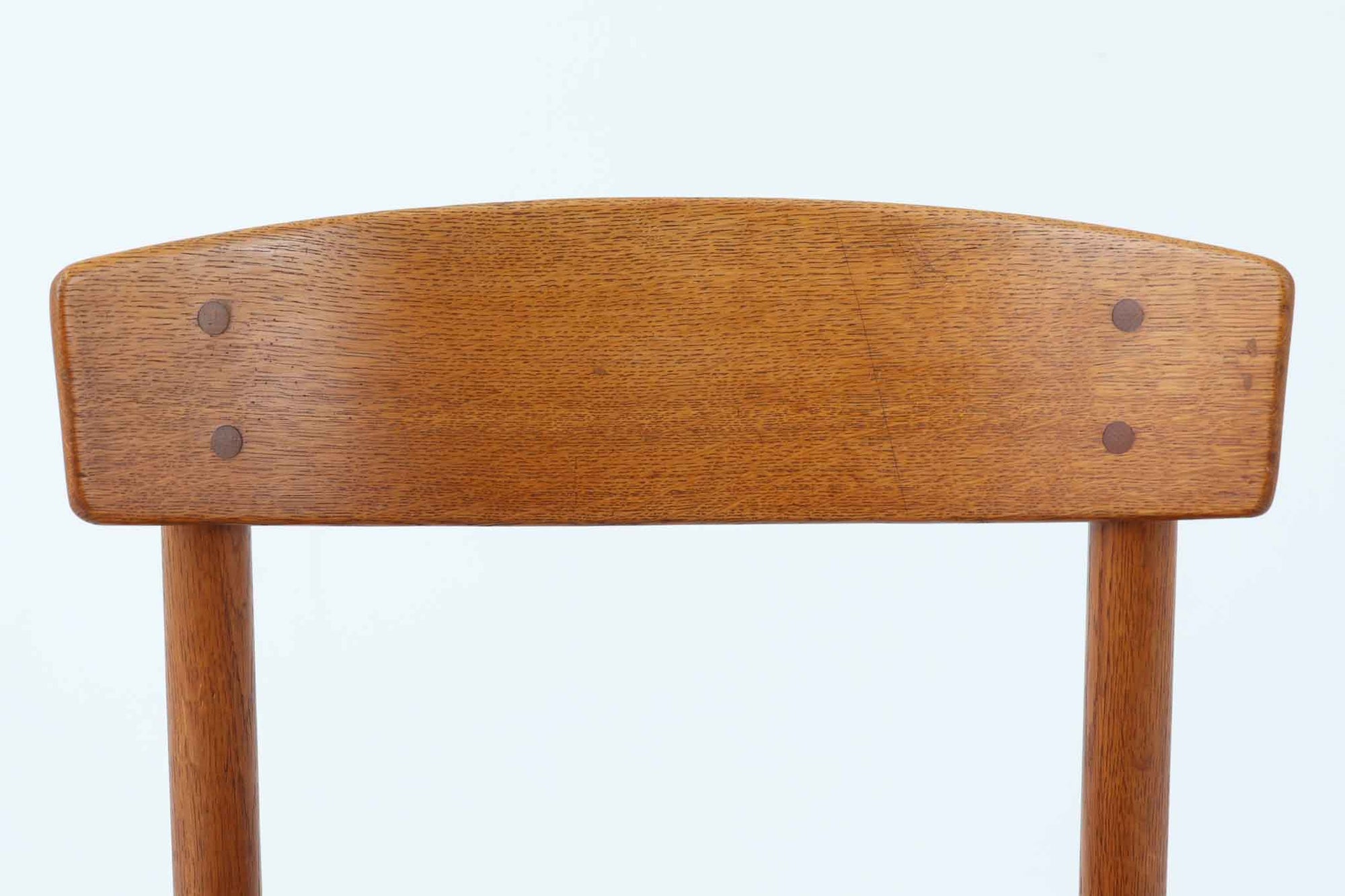 こちらは、1956年にデザインされたJ39チェアです。そのシンプルで頑丈なデザインは広く知られ、「The People's Chair（人々の椅子）」としても愛されています。現在はFredericia社から販売されていますが、こちらは初期のFDB mobler社製の貴重なモデルです。クリーニングのみ行った状態で、経年により色味が深みを増したオーク材のフレームが魅力的です。ビンテージ感をお楽しみいただける状態でお手頃価格でご提供しています。