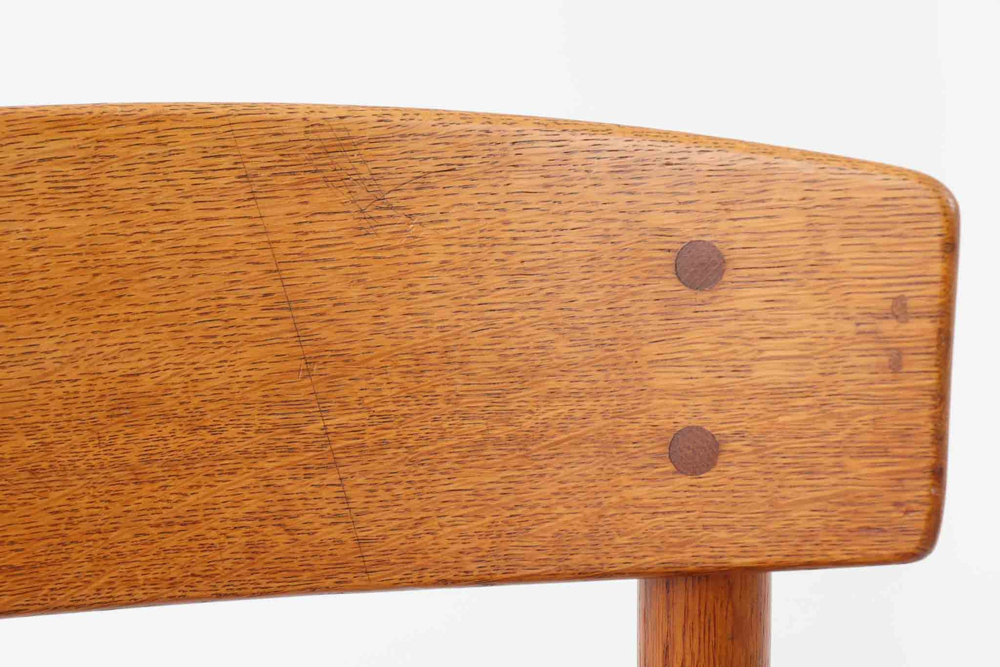 こちらは、1956年にデザインされたJ39チェアです。そのシンプルで頑丈なデザインは広く知られ、「The People's Chair（人々の椅子）」としても愛されています。現在はFredericia社から販売されていますが、こちらは初期のFDB mobler社製の貴重なモデルです。クリーニングのみ行った状態で、経年により色味が深みを増したオーク材のフレームが魅力的です。ビンテージ感をお楽しみいただける状態でお手頃価格でご提供しています。