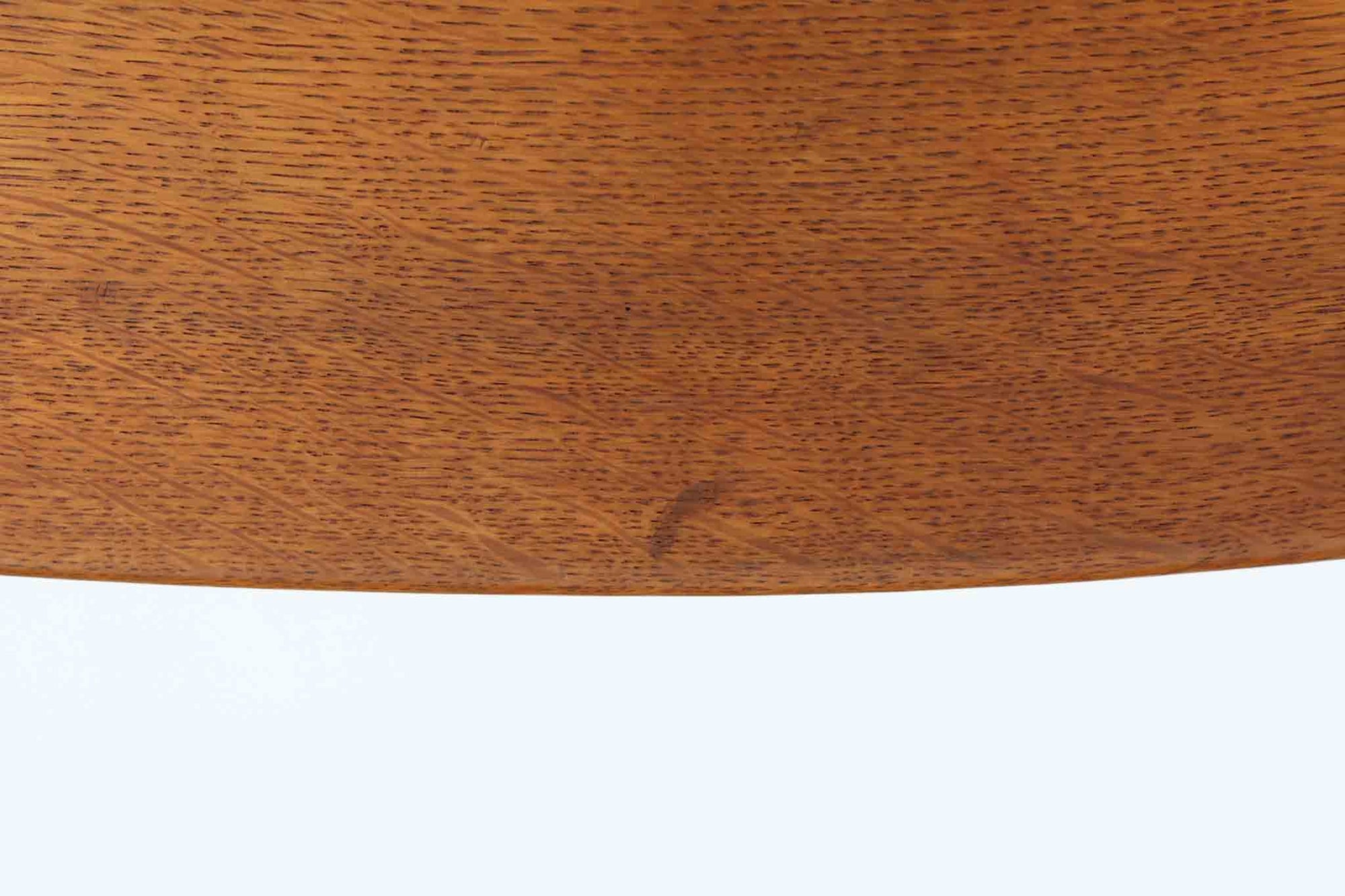 こちらは、1956年にデザインされたJ39チェアです。そのシンプルで頑丈なデザインは広く知られ、「The People's Chair（人々の椅子）」としても愛されています。現在はFredericia社から販売されていますが、こちらは初期のFDB mobler社製の貴重なモデルです。クリーニングのみ行った状態で、経年により色味が深みを増したオーク材のフレームが魅力的です。ビンテージ感をお楽しみいただける状態でお手頃価格でご提供しています。