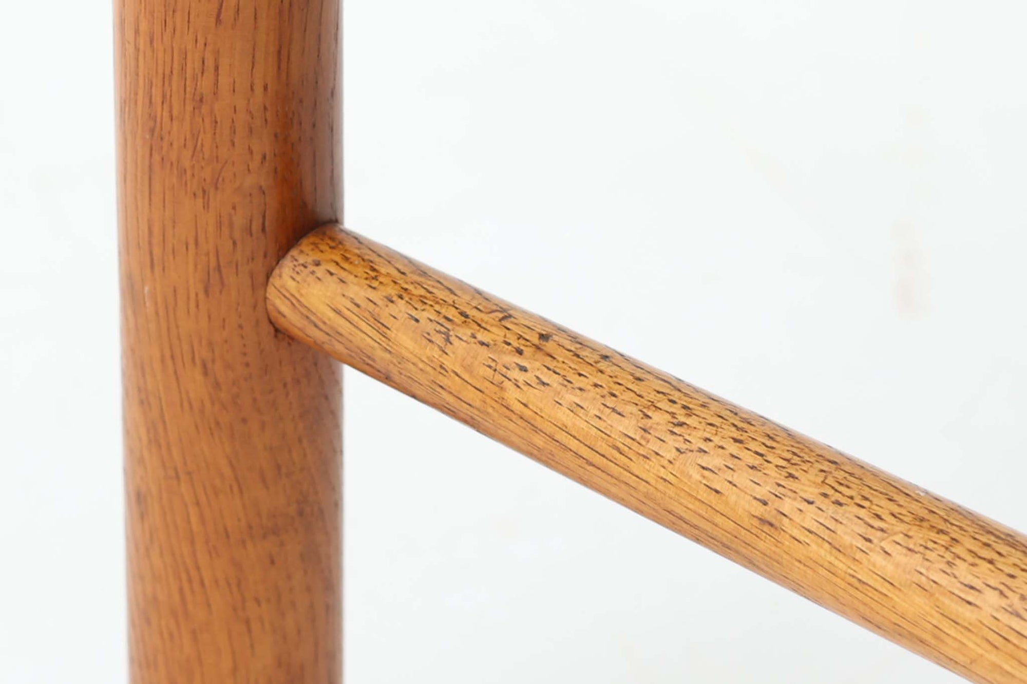 こちらは、1956年にデザインされたJ39チェアです。そのシンプルで頑丈なデザインは広く知られ、「The People's Chair（人々の椅子）」としても愛されています。現在はFredericia社から販売されていますが、こちらは初期のFDB mobler社製の貴重なモデルです。クリーニングのみ行った状態で、経年により色味が深みを増したオーク材のフレームが魅力的です。ビンテージ感をお楽しみいただける状態でお手頃価格でご提供しています。