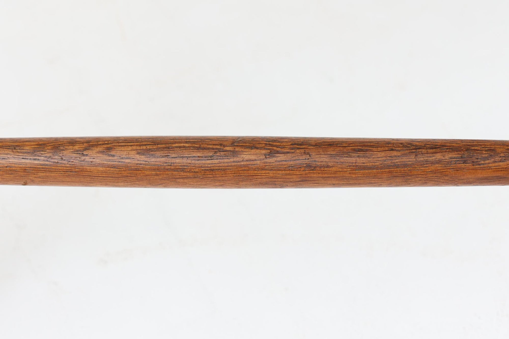 こちらは、1956年にデザインされたJ39チェアです。そのシンプルで頑丈なデザインは広く知られ、「The People's Chair（人々の椅子）」としても愛されています。現在はFredericia社から販売されていますが、こちらは初期のFDB mobler社製の貴重なモデルです。クリーニングのみ行った状態で、経年により色味が深みを増したオーク材のフレームが魅力的です。ビンテージ感をお楽しみいただける状態でお手頃価格でご提供しています。