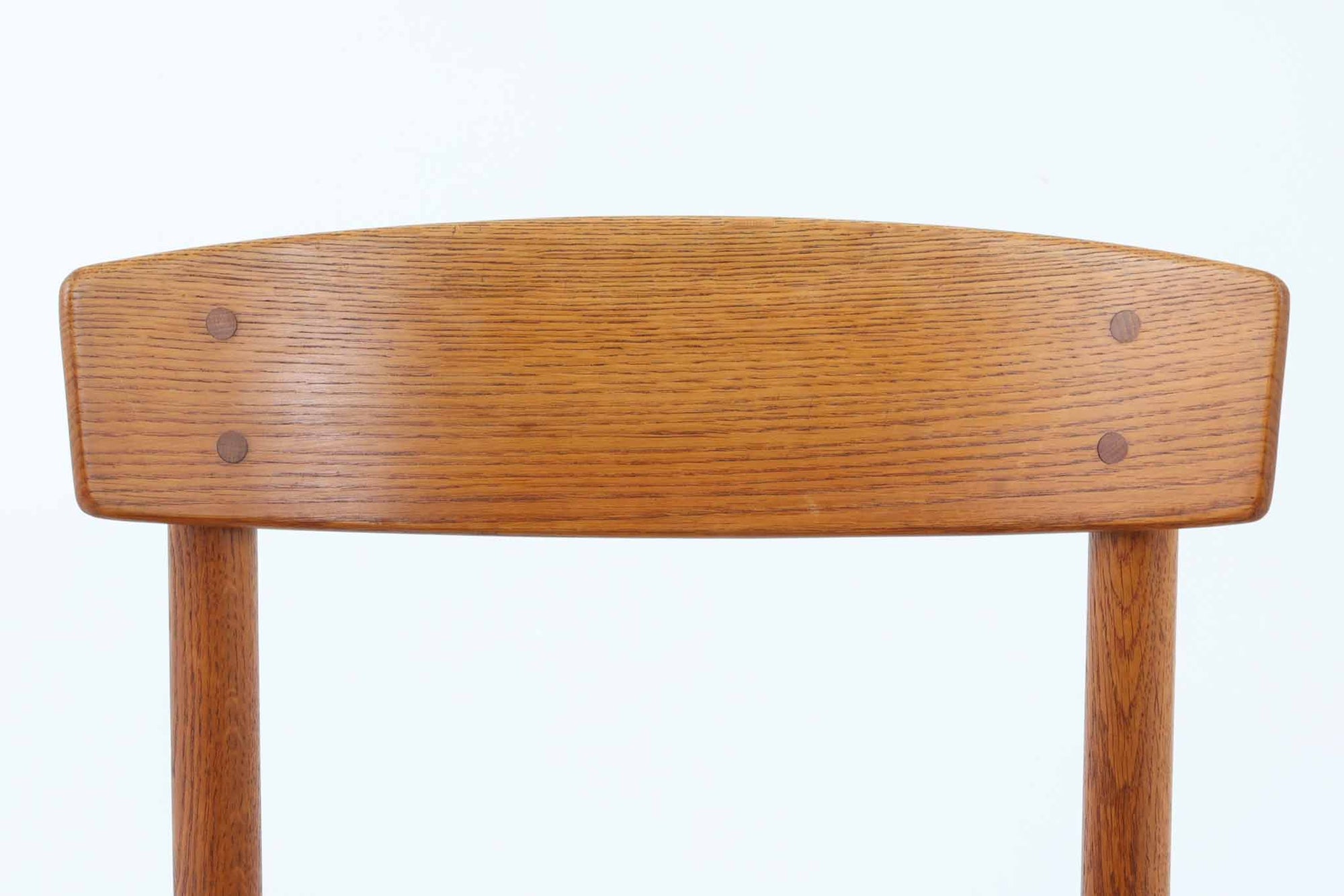 こちらは、1956年にデザインされたJ39チェアです。そのシンプルで頑丈なデザインは広く知られ、「The People's Chair（人々の椅子）」としても愛されています。現在はFredericia社から販売されていますが、こちらは初期のFDB mobler社製の貴重なモデルです。クリーニングのみ行った状態で、経年により色味が深みを増したオーク材のフレームが魅力的です。ビンテージ感をお楽しみいただける状態でお手頃価格でご提供しています。