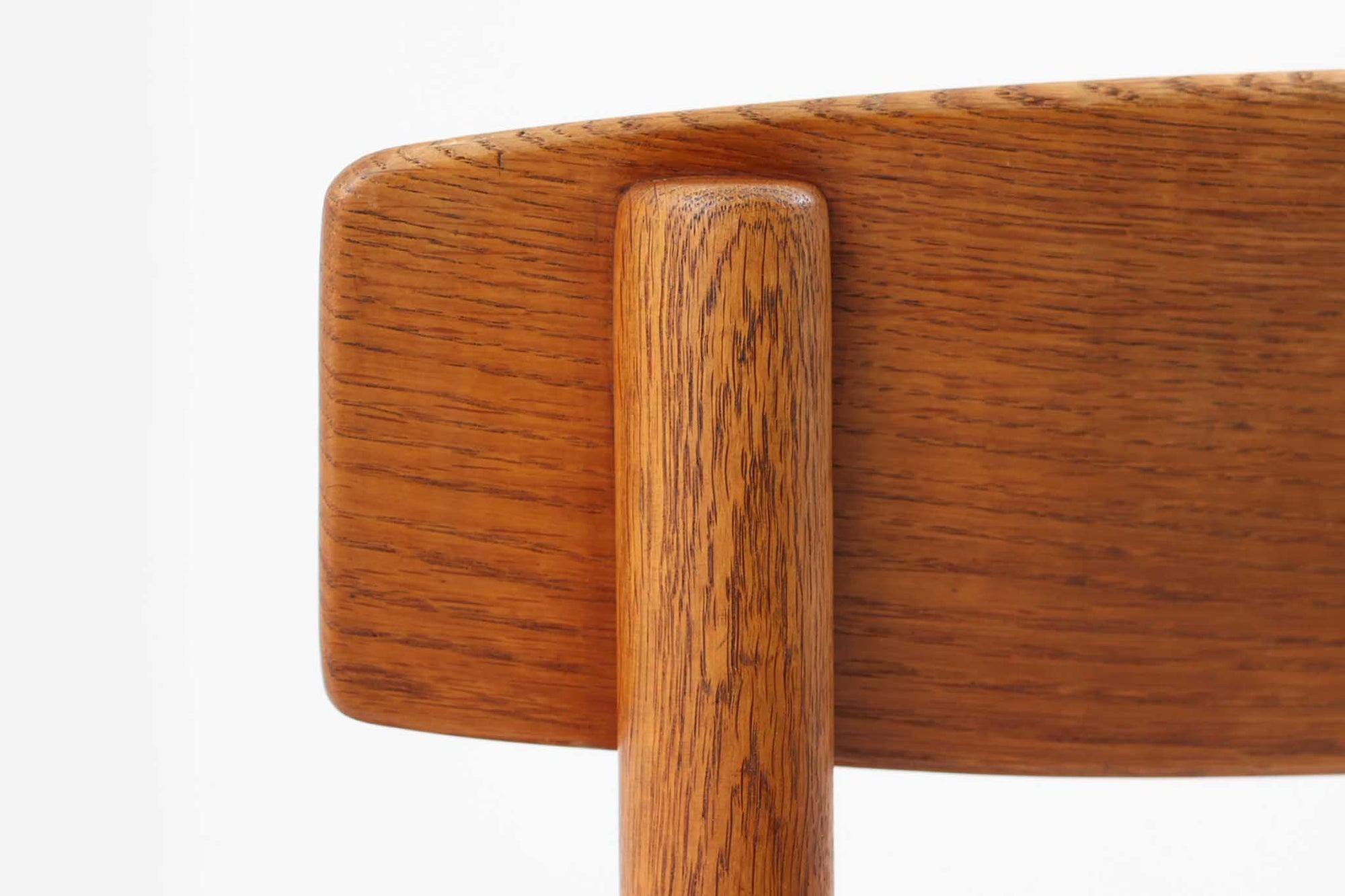 こちらは、1956年にデザインされたJ39チェアです。そのシンプルで頑丈なデザインは広く知られ、「The People's Chair（人々の椅子）」としても愛されています。現在はFredericia社から販売されていますが、こちらは初期のFDB mobler社製の貴重なモデルです。クリーニングのみ行った状態で、経年により色味が深みを増したオーク材のフレームが魅力的です。ビンテージ感をお楽しみいただける状態でお手頃価格でご提供しています。