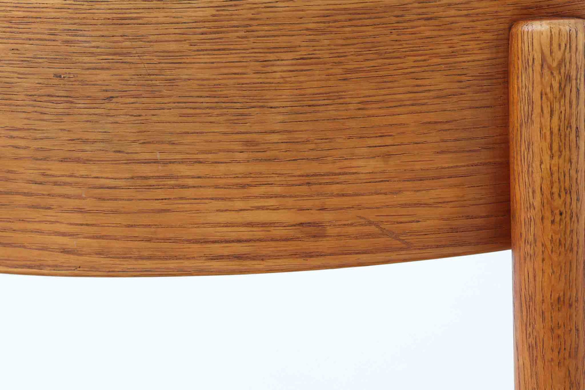 こちらは、1956年にデザインされたJ39チェアです。そのシンプルで頑丈なデザインは広く知られ、「The People's Chair（人々の椅子）」としても愛されています。現在はFredericia社から販売されていますが、こちらは初期のFDB mobler社製の貴重なモデルです。クリーニングのみ行った状態で、経年により色味が深みを増したオーク材のフレームが魅力的です。ビンテージ感をお楽しみいただける状態でお手頃価格でご提供しています。