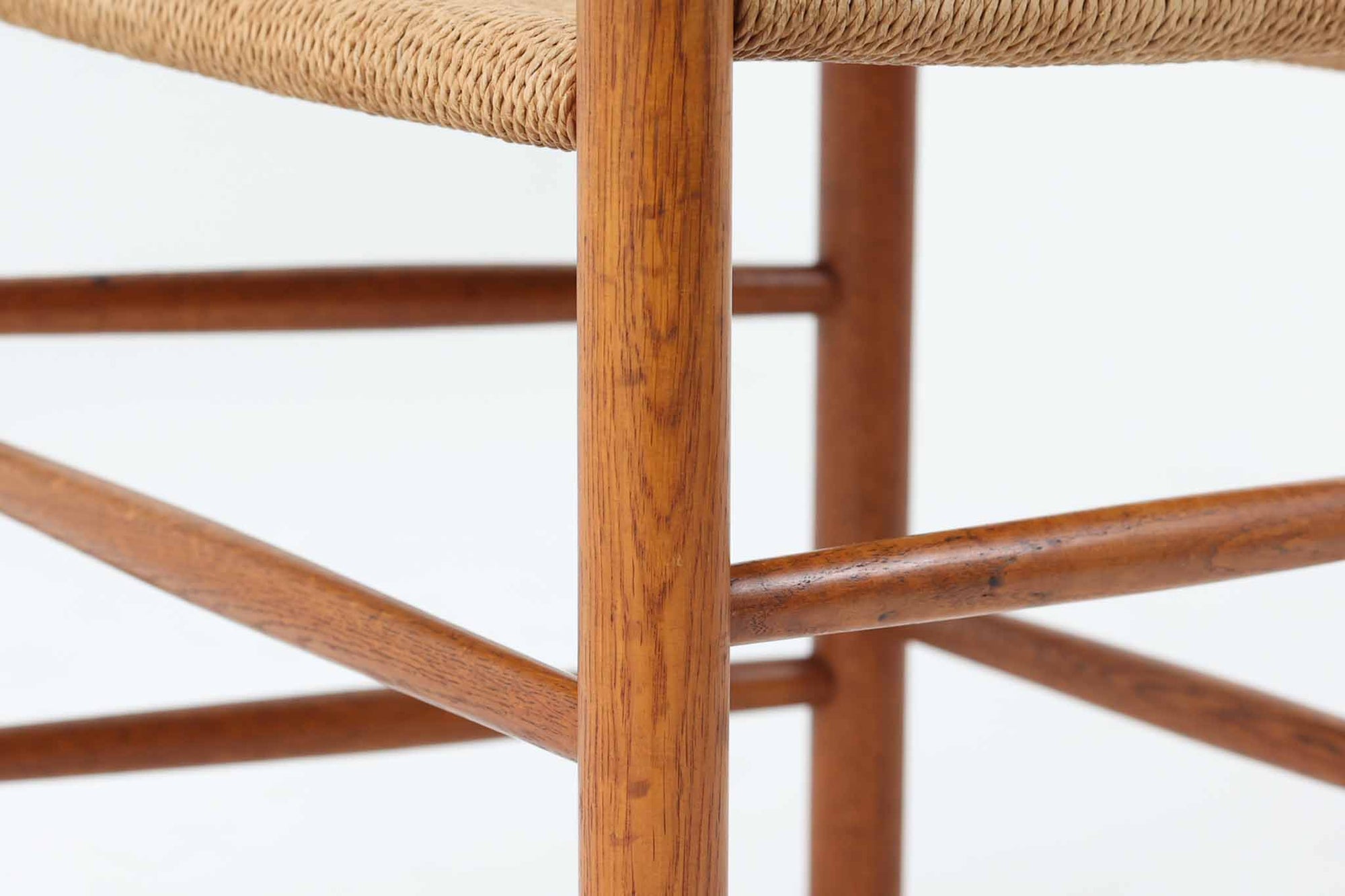 こちらは、1956年にデザインされたJ39チェアです。そのシンプルで頑丈なデザインは広く知られ、「The People's Chair（人々の椅子）」としても愛されています。現在はFredericia社から販売されていますが、こちらは初期のFDB mobler社製の貴重なモデルです。クリーニングのみ行った状態で、経年により色味が深みを増したオーク材のフレームが魅力的です。ビンテージ感をお楽しみいただける状態でお手頃価格でご提供しています。