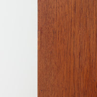 デンマークを代表する家具デザイナー、Mogens Koch（モーエンス・コッホ）がデザインし、老舗家具工房Rud. Rasmussen（ルド・ラスムッセン）が製作した北欧ビンテージのブックシェルフ。美しい木目と深みのある色合いが魅力のマホガニー無垢材を使用し、直線を基調とした無駄のない端正なフォルムに仕上げられています。中央の仕切りと棚板によって6つの収納スペースが設けられ、書籍や小物、オブジェなどをすっきりと整理しながら飾ることができます。シンプルながらも緻密な設計と丁寧な木工技術が感じられ、使い込むほどに味わいを増す天然木の風合いも魅力。リビングや書斎など、さまざまな空間に自然と溶け込み、長く愛用できる上質な一品です。