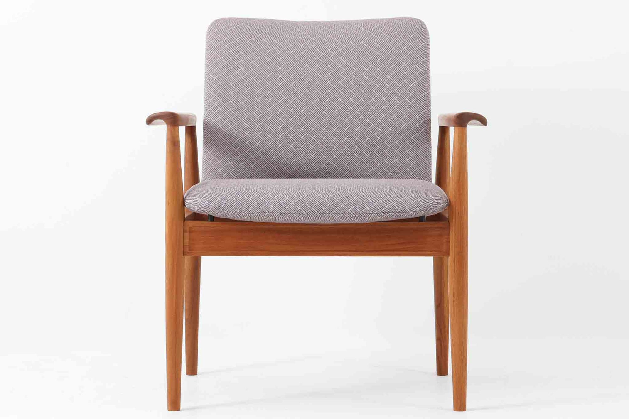 デンマークの名門France & Son社製、Finn Juhl（フィン・ユール）による名作「Diplomat Chair」です。Diplomat（外交官）チェアの名にふさわしく、洗練された造形と座り心地が魅力の一脚。本体には美しい木目のチーク材が使用され、肘掛けのカーブや脚部の細やかな造形からはJuhlらしい彫刻的な美意識が感じられます。France & Son社のオリジナルロゴプレートも残っており、コレクターズアイテムとしても価値の高い逸品です。