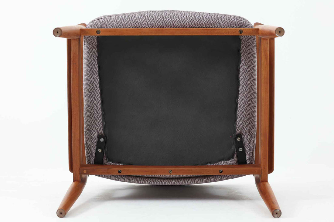デンマークの名門France & Son社製、Finn Juhl（フィン・ユール）による名作「Diplomat Chair」です。Diplomat（外交官）チェアの名にふさわしく、洗練された造形と座り心地が魅力の一脚。本体には美しい木目のチーク材が使用され、肘掛けのカーブや脚部の細やかな造形からはJuhlらしい彫刻的な美意識が感じられます。France & Son社のオリジナルロゴプレートも残っており、コレクターズアイテムとしても価値の高い逸品です。