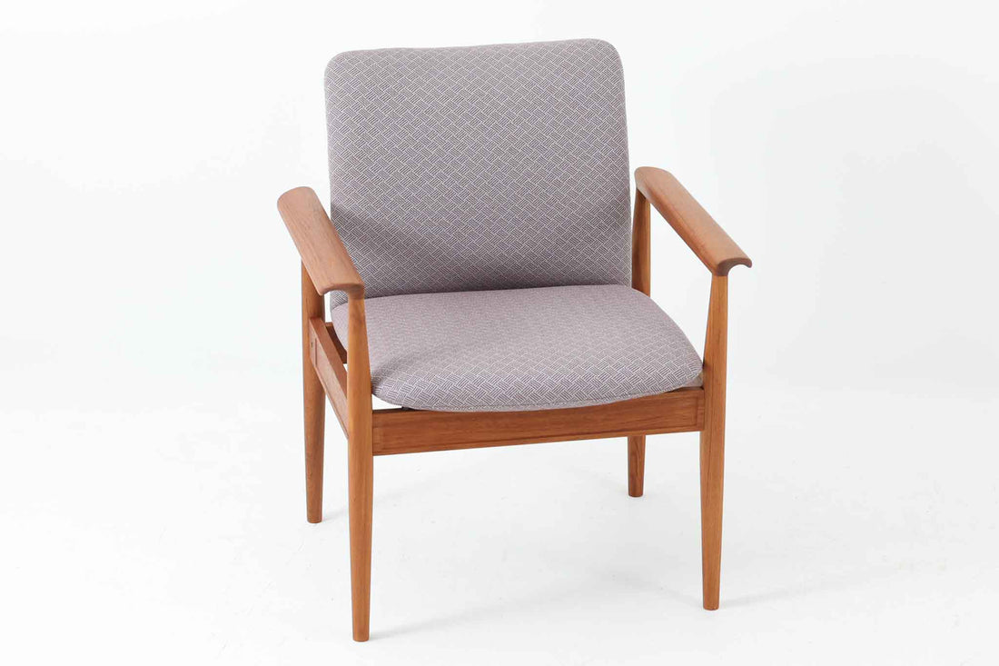 デンマークの名門France & Son社製、Finn Juhl（フィン・ユール）による名作「Diplomat Chair」です。Diplomat（外交官）チェアの名にふさわしく、洗練された造形と座り心地が魅力の一脚。本体には美しい木目のチーク材が使用され、肘掛けのカーブや脚部の細やかな造形からはJuhlらしい彫刻的な美意識が感じられます。France & Son社のオリジナルロゴプレートも残っており、コレクターズアイテムとしても価値の高い逸品です。