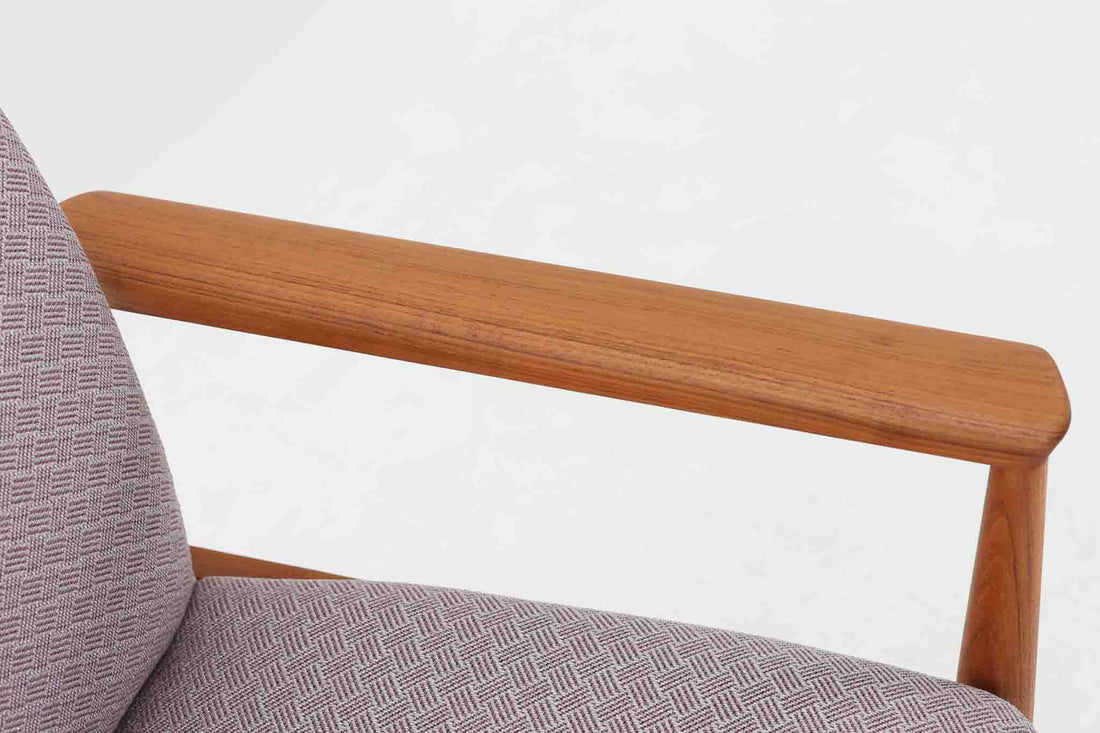 デンマークの名門France & Son社製、Finn Juhl（フィン・ユール）による名作「Diplomat Chair」です。Diplomat（外交官）チェアの名にふさわしく、洗練された造形と座り心地が魅力の一脚。本体には美しい木目のチーク材が使用され、肘掛けのカーブや脚部の細やかな造形からはJuhlらしい彫刻的な美意識が感じられます。France & Son社のオリジナルロゴプレートも残っており、コレクターズアイテムとしても価値の高い逸品です。