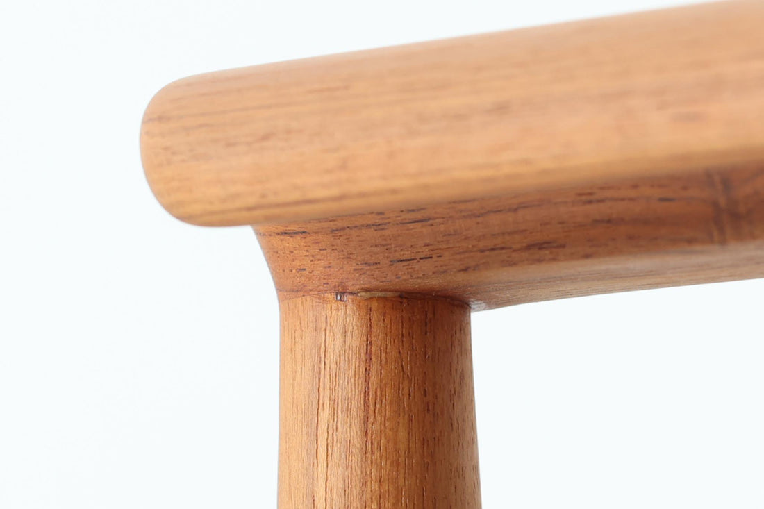 デンマークの名門France & Son社製、Finn Juhl（フィン・ユール）による名作「Diplomat Chair」です。Diplomat（外交官）チェアの名にふさわしく、洗練された造形と座り心地が魅力の一脚。本体には美しい木目のチーク材が使用され、肘掛けのカーブや脚部の細やかな造形からはJuhlらしい彫刻的な美意識が感じられます。France & Son社のオリジナルロゴプレートも残っており、コレクターズアイテムとしても価値の高い逸品です。