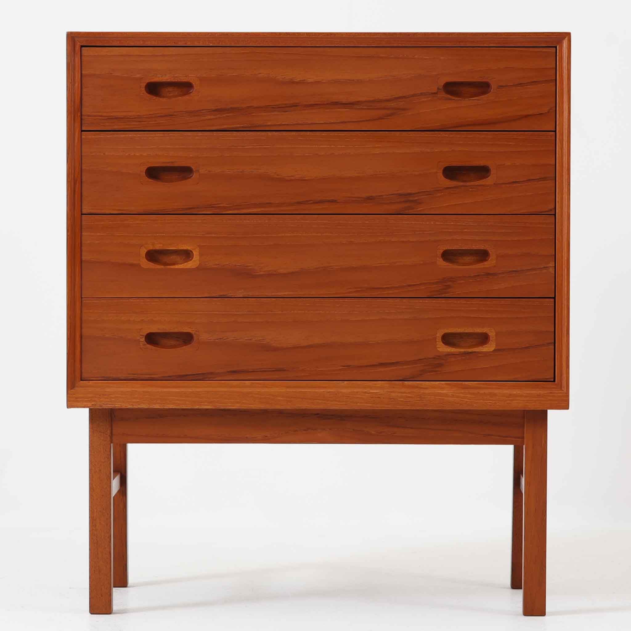 北欧ビンテージ家具チェスト | 収納力とデザイン性を兼ね備えた