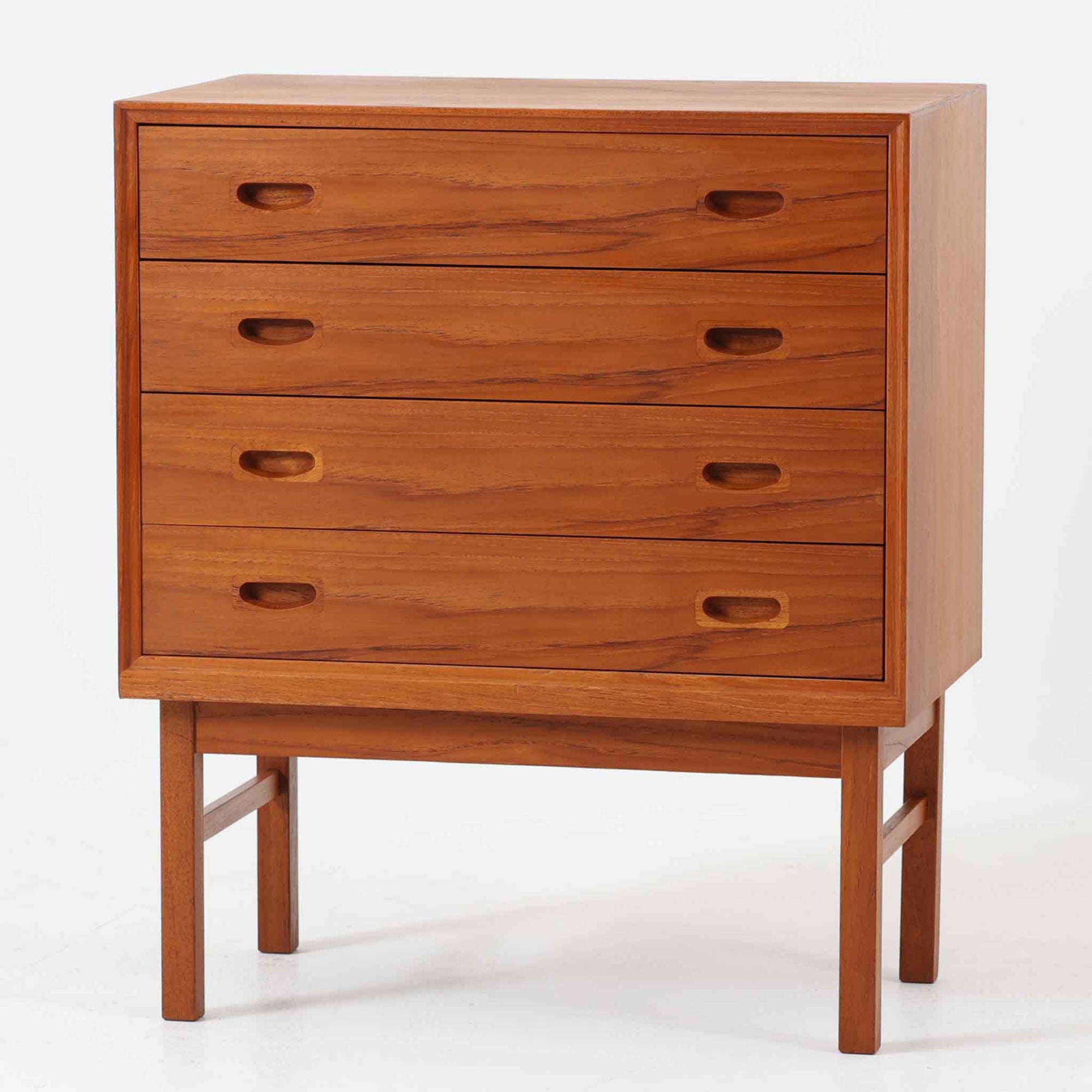 幅60cmとコンパクトながら、美しい木目と高いクオリティが際立つ4段チェストは、チーク材を用いた本体に加え、引き出し内部には明るいオーク材を使用するなど、細部にまで丁寧な職人技が感じられる北欧ビンテージ家具です。直線的な構造に対し、丸みのある掘り込み取手が柔らかな印象を添え、寝室や廊下など限られた空間でも上質な収納家具として活躍します。なお、本品にはデンマークのがん研究支援団体「Kræftens Bekæmpelse」によるチャリティ品の証紙が残されています。