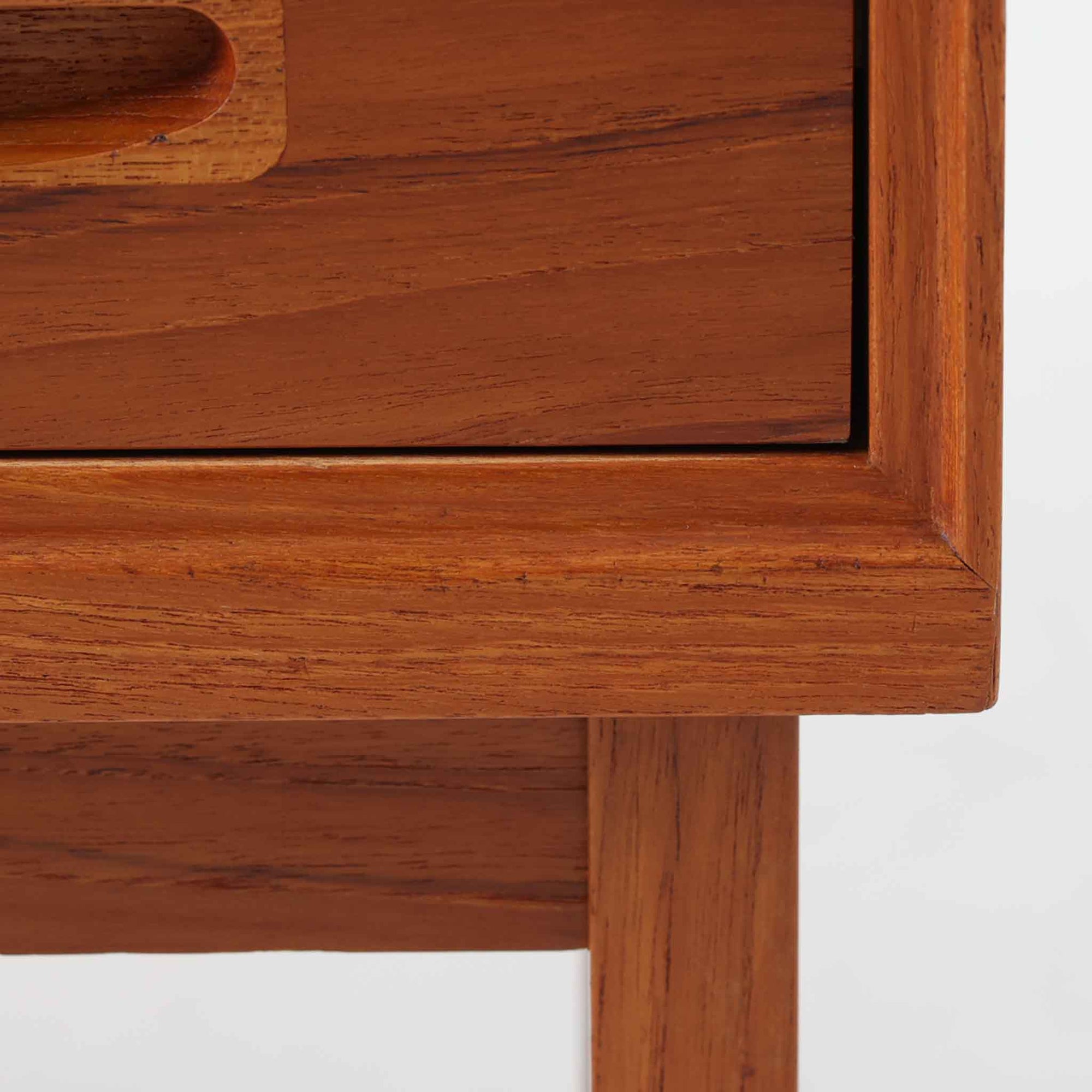 幅60cmとコンパクトながら、美しい木目と高いクオリティが際立つ4段チェストは、チーク材を用いた本体に加え、引き出し内部には明るいオーク材を使用するなど、細部にまで丁寧な職人技が感じられる北欧ビンテージ家具です。直線的な構造に対し、丸みのある掘り込み取手が柔らかな印象を添え、寝室や廊下など限られた空間でも上質な収納家具として活躍します。なお、本品にはデンマークのがん研究支援団体「Kræftens Bekæmpelse」によるチャリティ品の証紙が残されています。