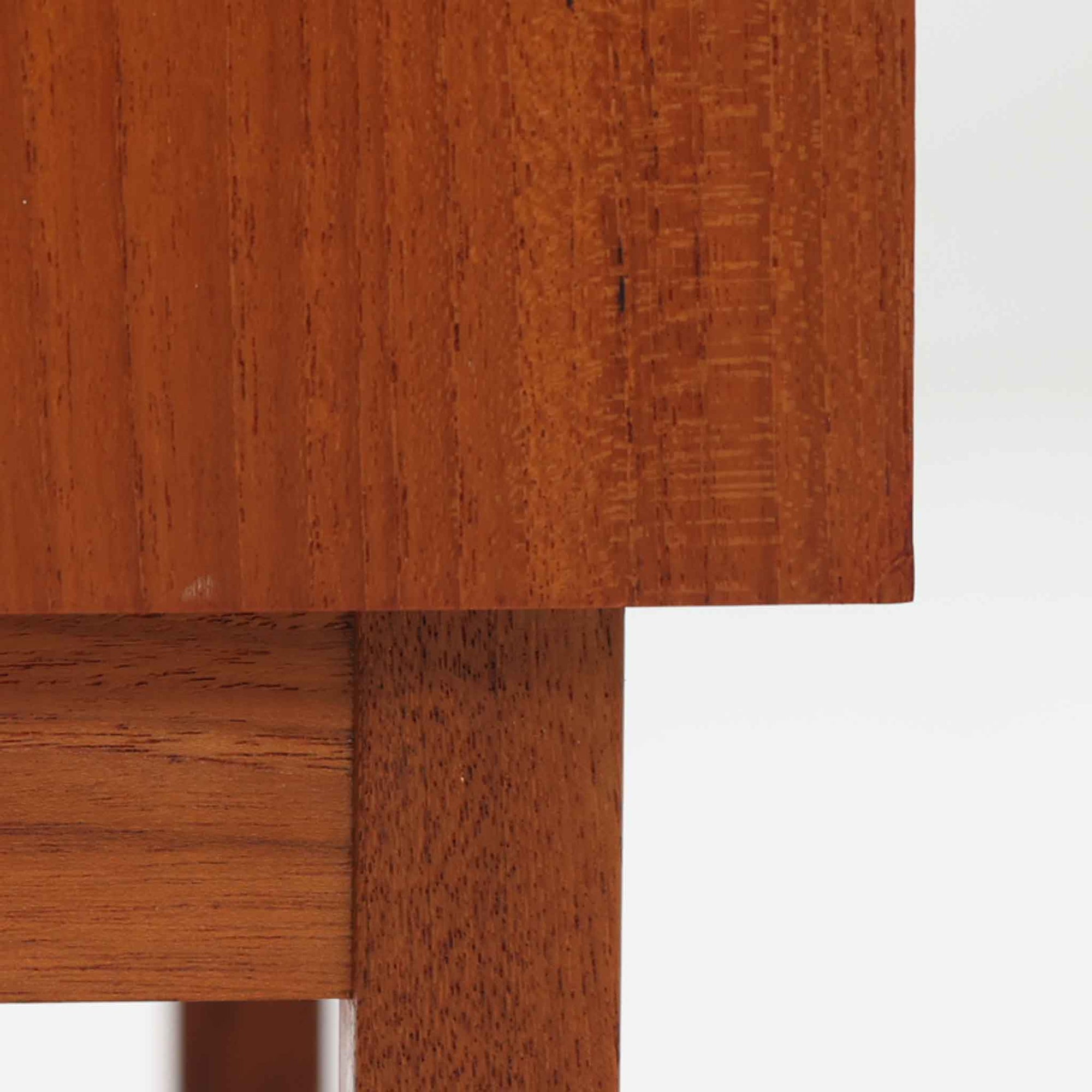 幅60cmとコンパクトながら、美しい木目と高いクオリティが際立つ4段チェストは、チーク材を用いた本体に加え、引き出し内部には明るいオーク材を使用するなど、細部にまで丁寧な職人技が感じられる北欧ビンテージ家具です。直線的な構造に対し、丸みのある掘り込み取手が柔らかな印象を添え、寝室や廊下など限られた空間でも上質な収納家具として活躍します。なお、本品にはデンマークのがん研究支援団体「Kræftens Bekæmpelse」によるチャリティ品の証紙が残されています。