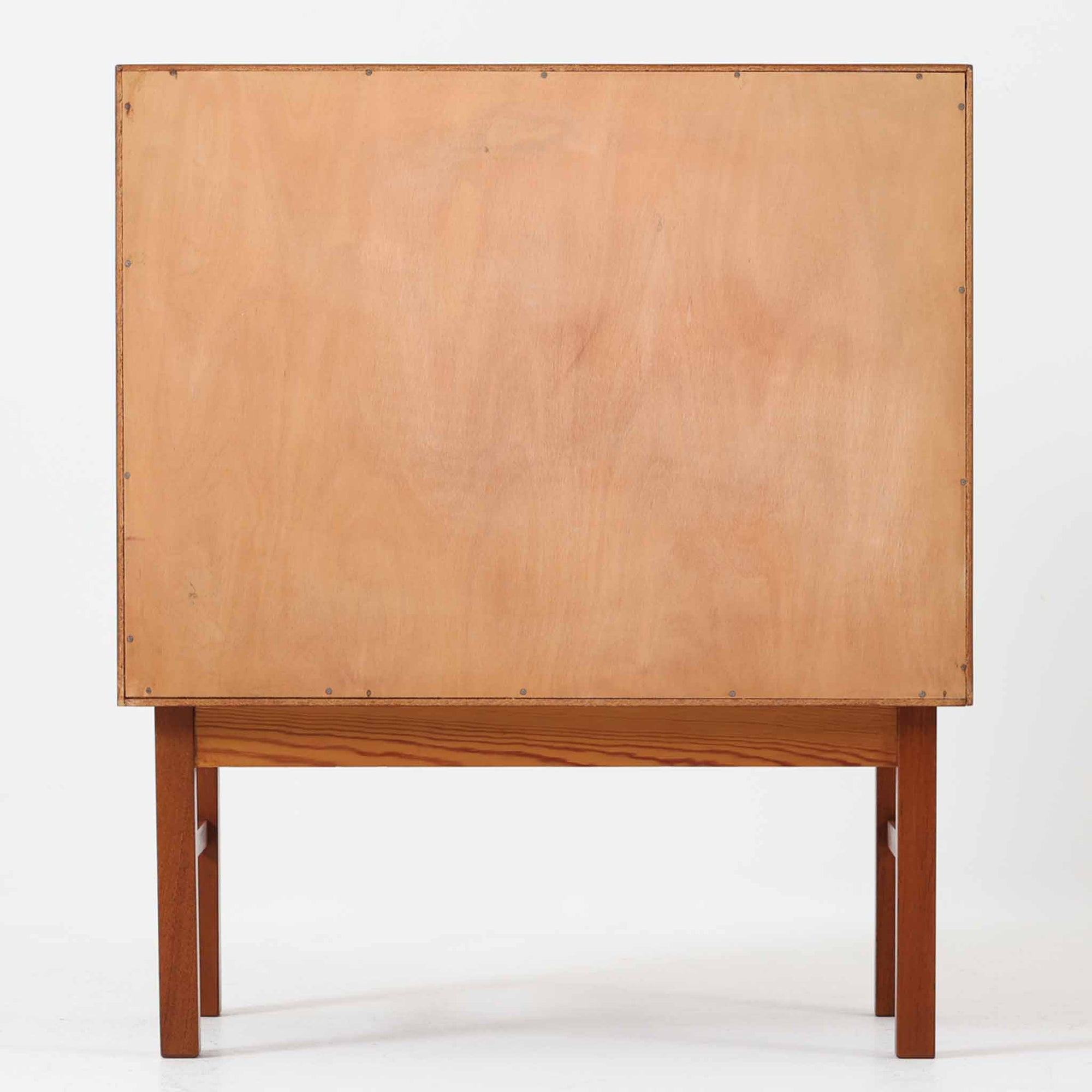 幅60cmとコンパクトながら、美しい木目と高いクオリティが際立つ4段チェストは、チーク材を用いた本体に加え、引き出し内部には明るいオーク材を使用するなど、細部にまで丁寧な職人技が感じられる北欧ビンテージ家具です。直線的な構造に対し、丸みのある掘り込み取手が柔らかな印象を添え、寝室や廊下など限られた空間でも上質な収納家具として活躍します。なお、本品にはデンマークのがん研究支援団体「Kræftens Bekæmpelse」によるチャリティ品の証紙が残されています。