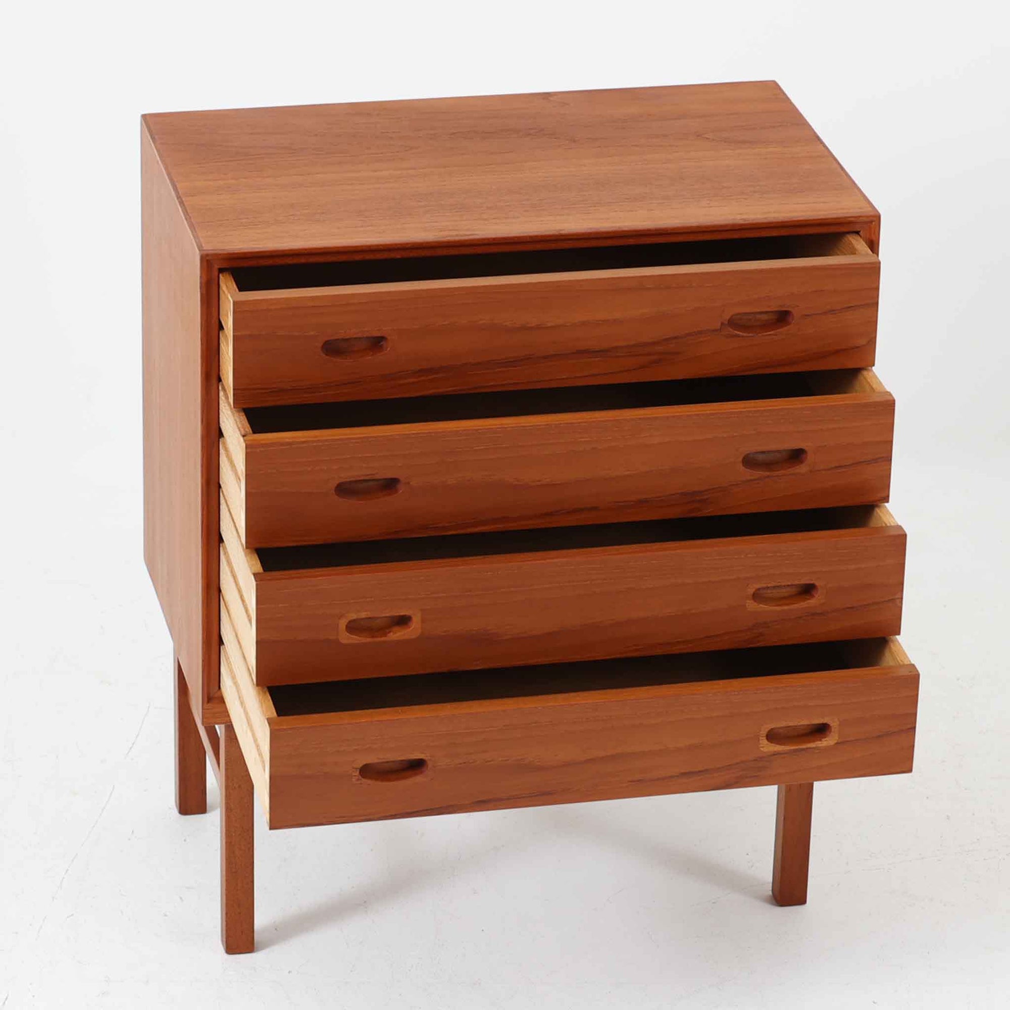 幅60cmとコンパクトながら、美しい木目と高いクオリティが際立つ4段チェストは、チーク材を用いた本体に加え、引き出し内部には明るいオーク材を使用するなど、細部にまで丁寧な職人技が感じられる北欧ビンテージ家具です。直線的な構造に対し、丸みのある掘り込み取手が柔らかな印象を添え、寝室や廊下など限られた空間でも上質な収納家具として活躍します。なお、本品にはデンマークのがん研究支援団体「Kræftens Bekæmpelse」によるチャリティ品の証紙が残されています。