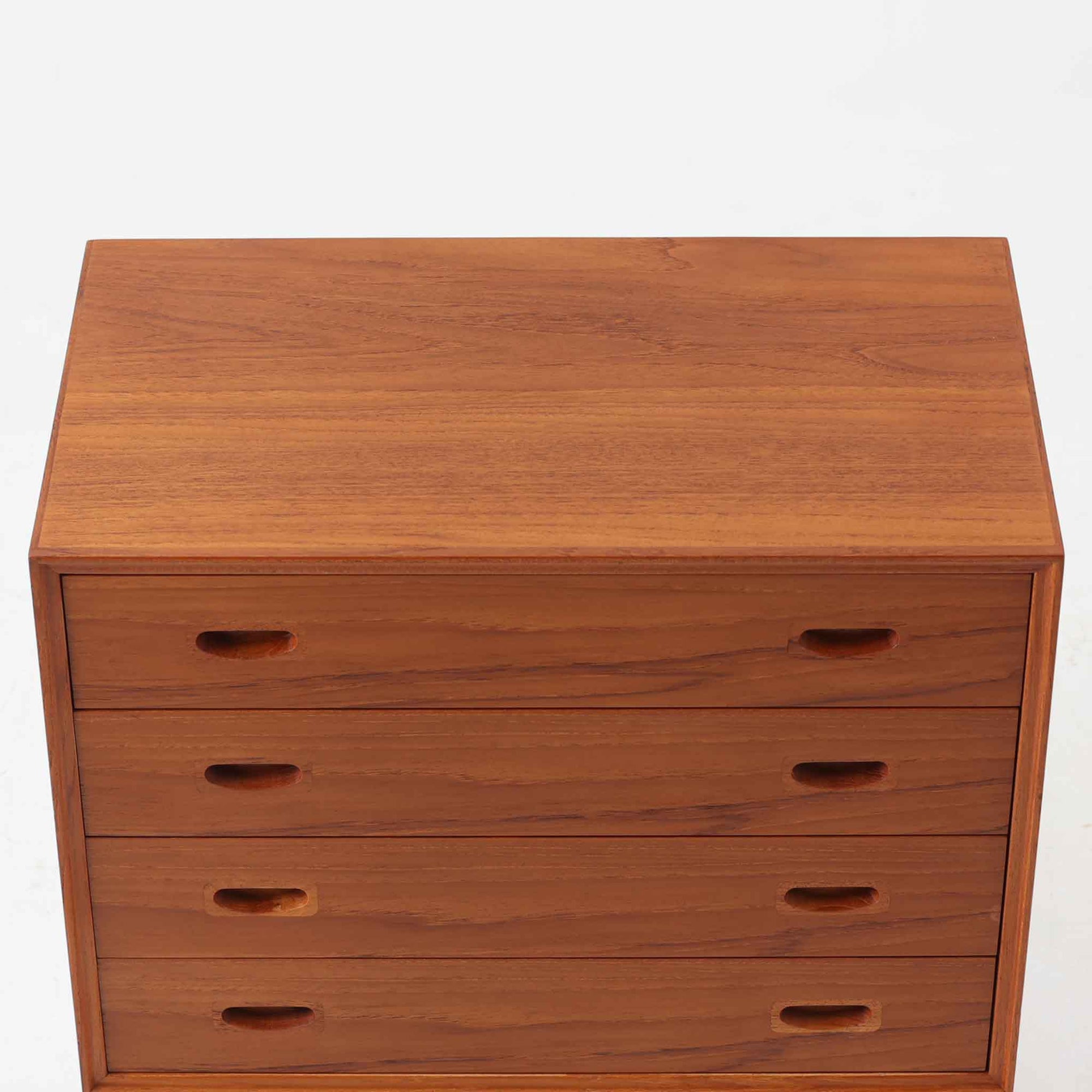 幅60cmとコンパクトながら、美しい木目と高いクオリティが際立つ4段チェストは、チーク材を用いた本体に加え、引き出し内部には明るいオーク材を使用するなど、細部にまで丁寧な職人技が感じられる北欧ビンテージ家具です。直線的な構造に対し、丸みのある掘り込み取手が柔らかな印象を添え、寝室や廊下など限られた空間でも上質な収納家具として活躍します。なお、本品にはデンマークのがん研究支援団体「Kræftens Bekæmpelse」によるチャリティ品の証紙が残されています。