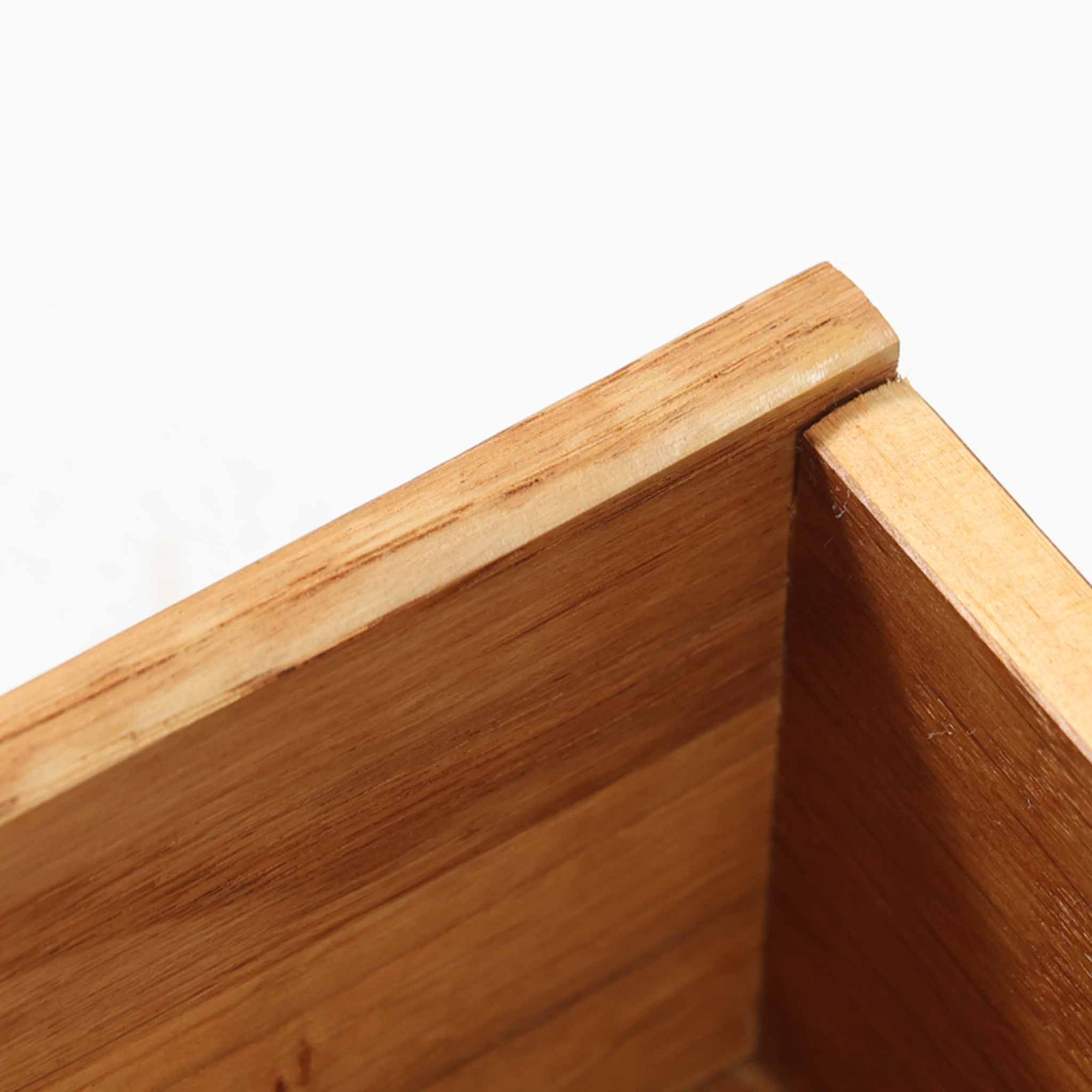 幅60cmとコンパクトながら、美しい木目と高いクオリティが際立つ4段チェストは、チーク材を用いた本体に加え、引き出し内部には明るいオーク材を使用するなど、細部にまで丁寧な職人技が感じられる北欧ビンテージ家具です。直線的な構造に対し、丸みのある掘り込み取手が柔らかな印象を添え、寝室や廊下など限られた空間でも上質な収納家具として活躍します。なお、本品にはデンマークのがん研究支援団体「Kræftens Bekæmpelse」によるチャリティ品の証紙が残されています。