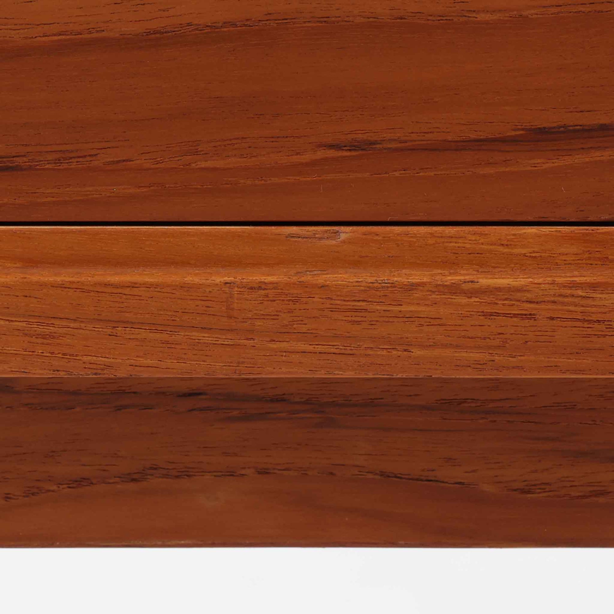 幅60cmとコンパクトながら、美しい木目と高いクオリティが際立つ4段チェストは、チーク材を用いた本体に加え、引き出し内部には明るいオーク材を使用するなど、細部にまで丁寧な職人技が感じられる北欧ビンテージ家具です。直線的な構造に対し、丸みのある掘り込み取手が柔らかな印象を添え、寝室や廊下など限られた空間でも上質な収納家具として活躍します。なお、本品にはデンマークのがん研究支援団体「Kræftens Bekæmpelse」によるチャリティ品の証紙が残されています。