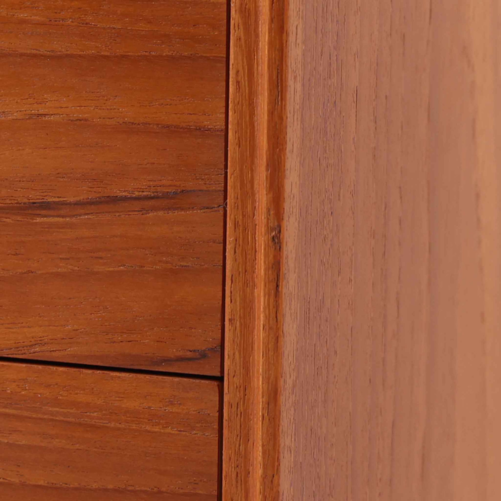 幅60cmとコンパクトながら、美しい木目と高いクオリティが際立つ4段チェストは、チーク材を用いた本体に加え、引き出し内部には明るいオーク材を使用するなど、細部にまで丁寧な職人技が感じられる北欧ビンテージ家具です。直線的な構造に対し、丸みのある掘り込み取手が柔らかな印象を添え、寝室や廊下など限られた空間でも上質な収納家具として活躍します。なお、本品にはデンマークのがん研究支援団体「Kræftens Bekæmpelse」によるチャリティ品の証紙が残されています。